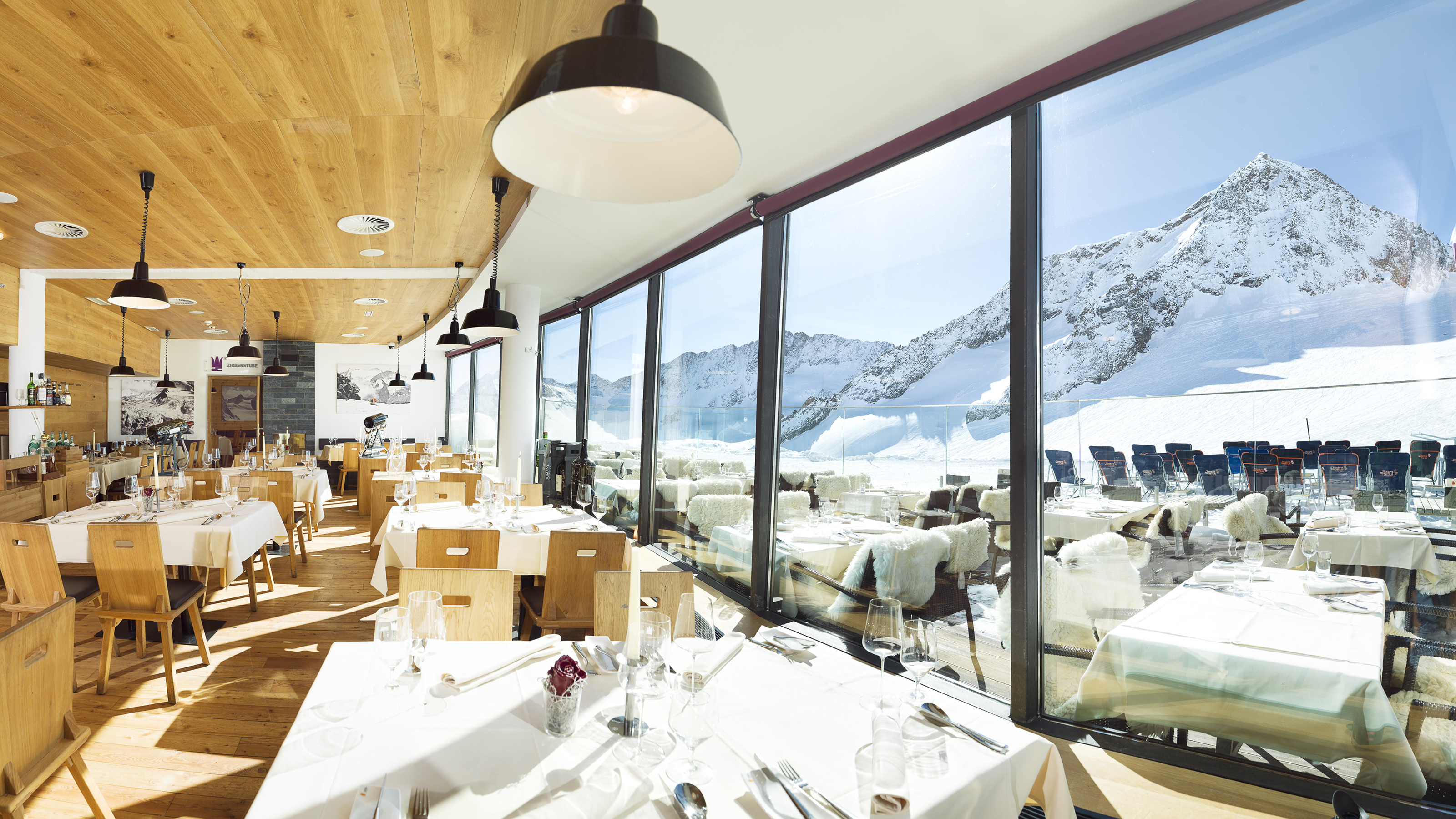 Restaurant und Aussicht auf beschneite Berge