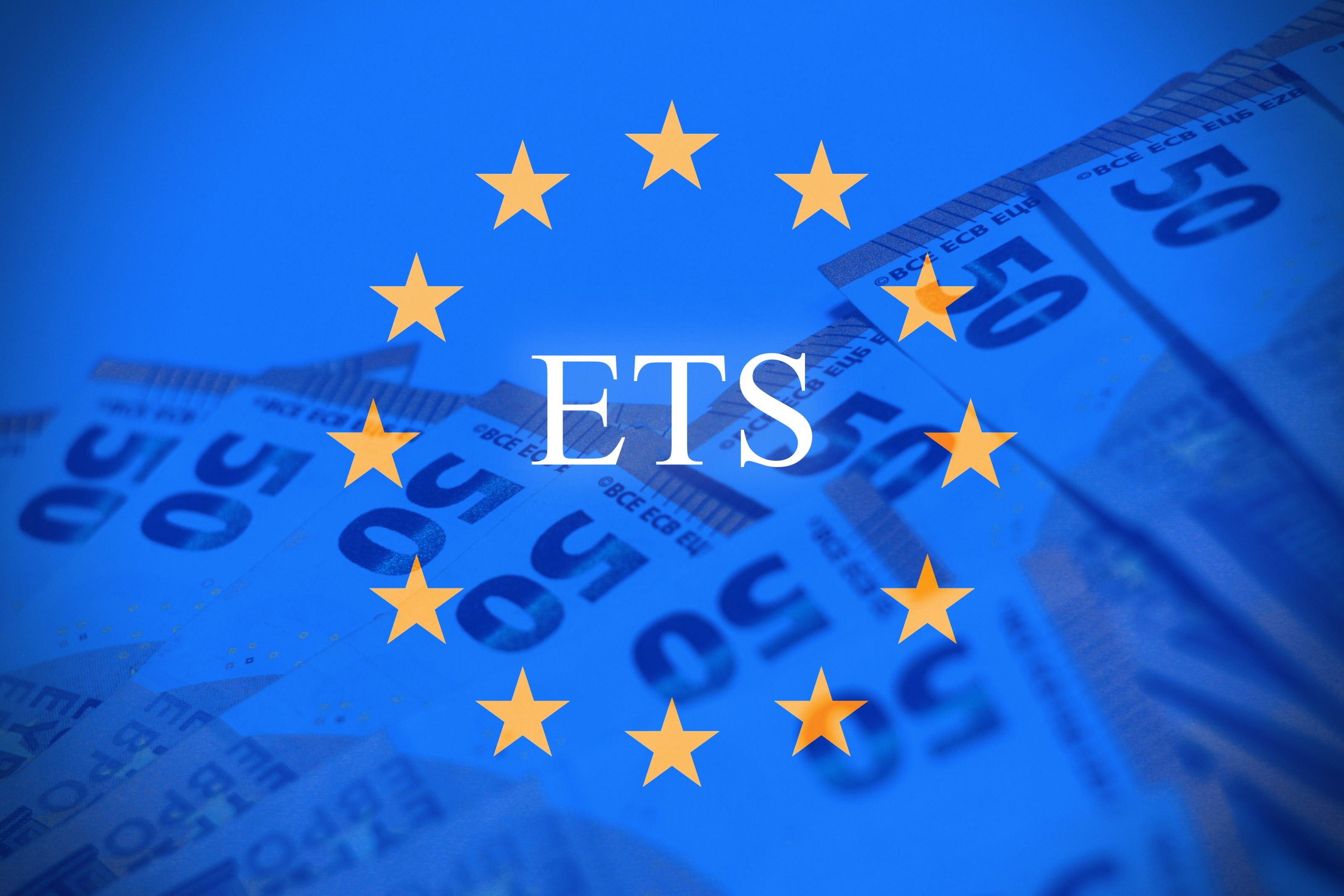 Schriftzug ETS umrandet von gelben Sternen auf blauem Hintergrund mit Eurobanknoten.