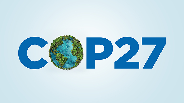 Blauer Schriftzug COP27, das O ist eine Erdkugel