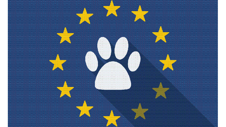 EU-Flagge mit grafischer Darstellung eines Pfotenabdruckes in der Mitte