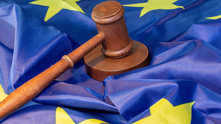 Hölzernen Richterhammer auf EU-Flagge liegend
