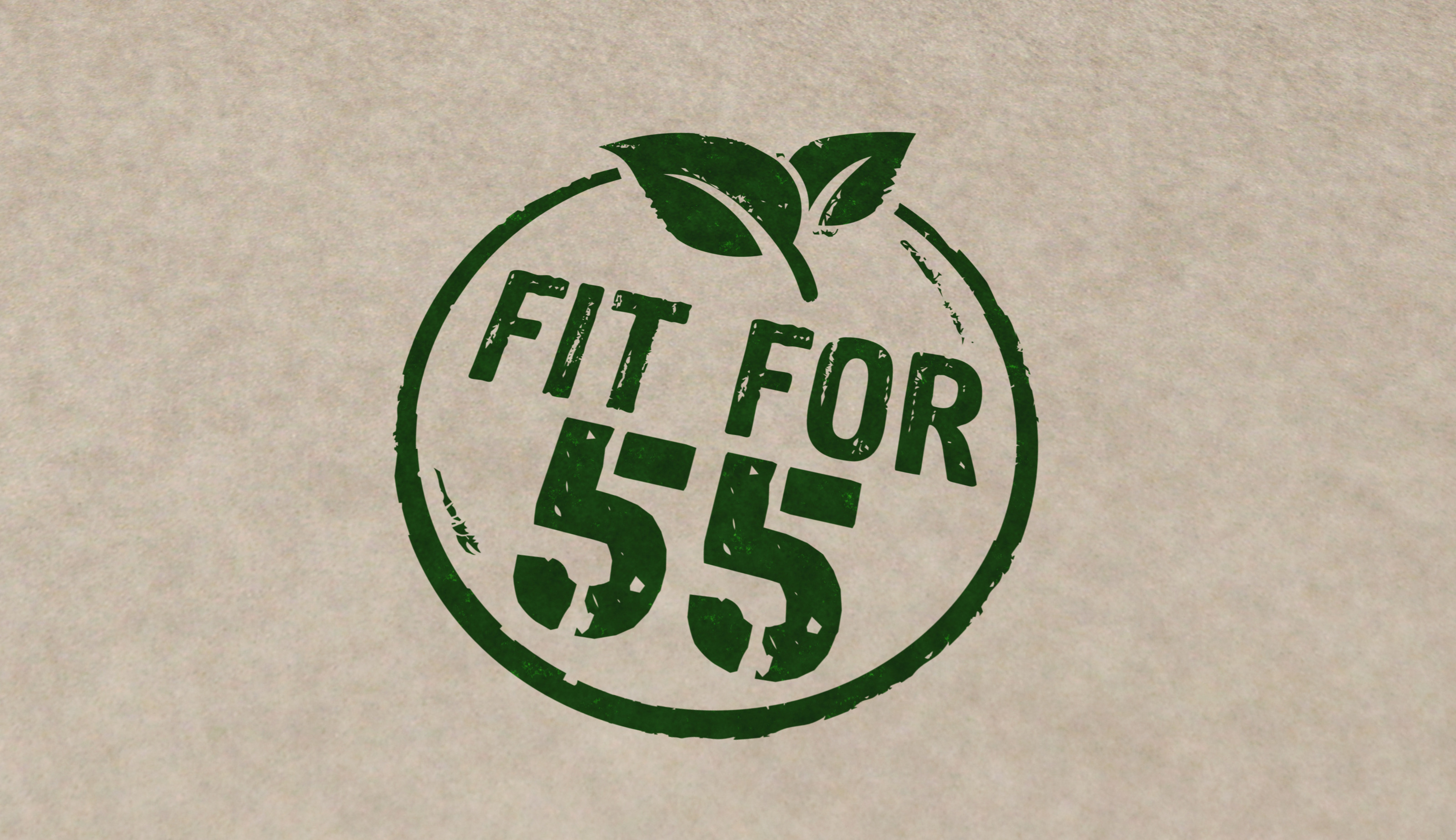 Grüner Stempel auf beigem Hintergrund: Kreis mit zwei Blättern an oberstem Punkt, im Inneren Schriftzug Fit for 55