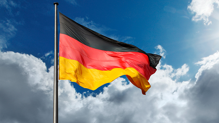 Deutschland-Flagge im Wind wehend