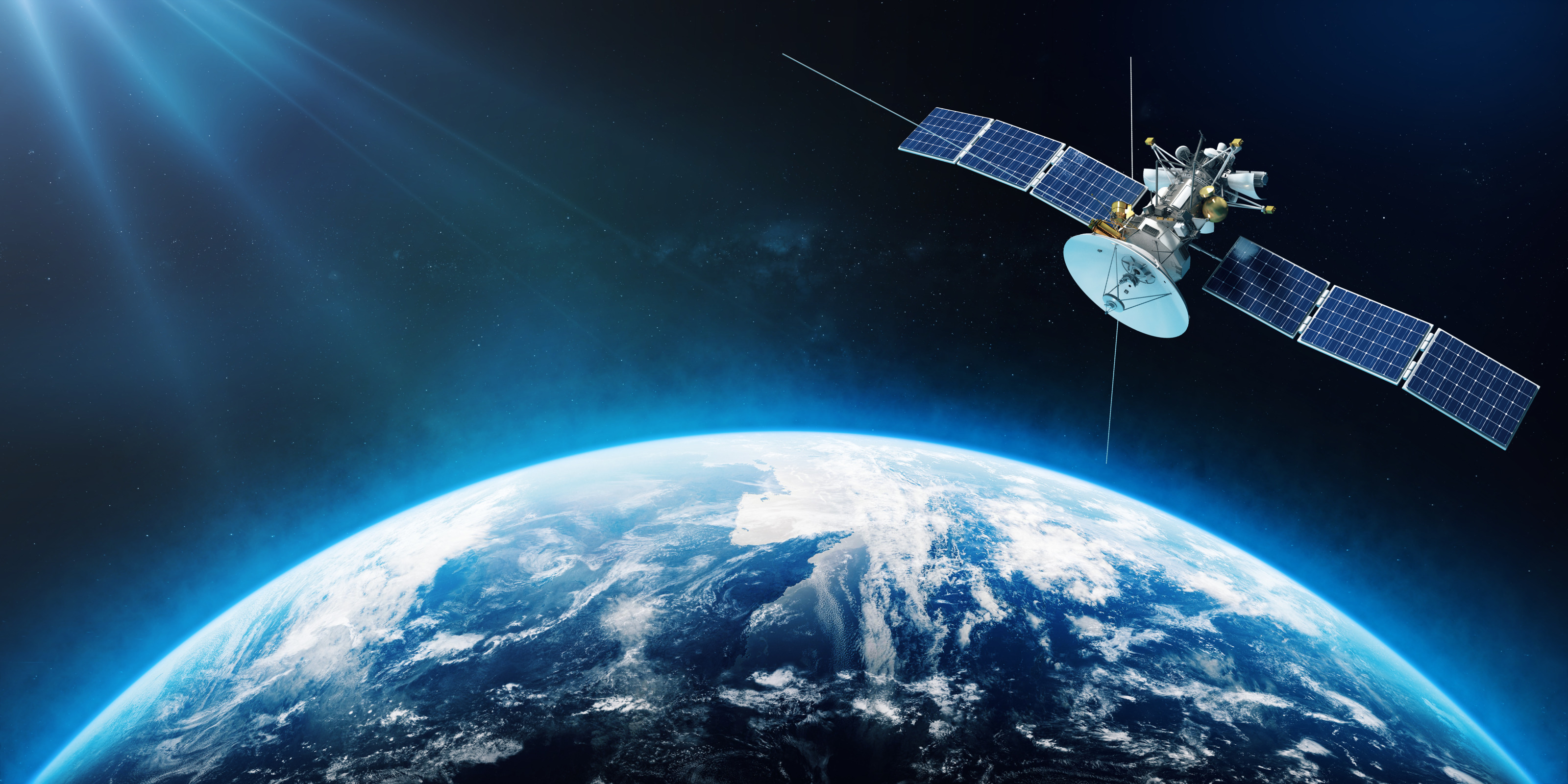 Aufnahme eines Ausschnitts der Erde aus dem All. Darüber schwebt ein Satellit.