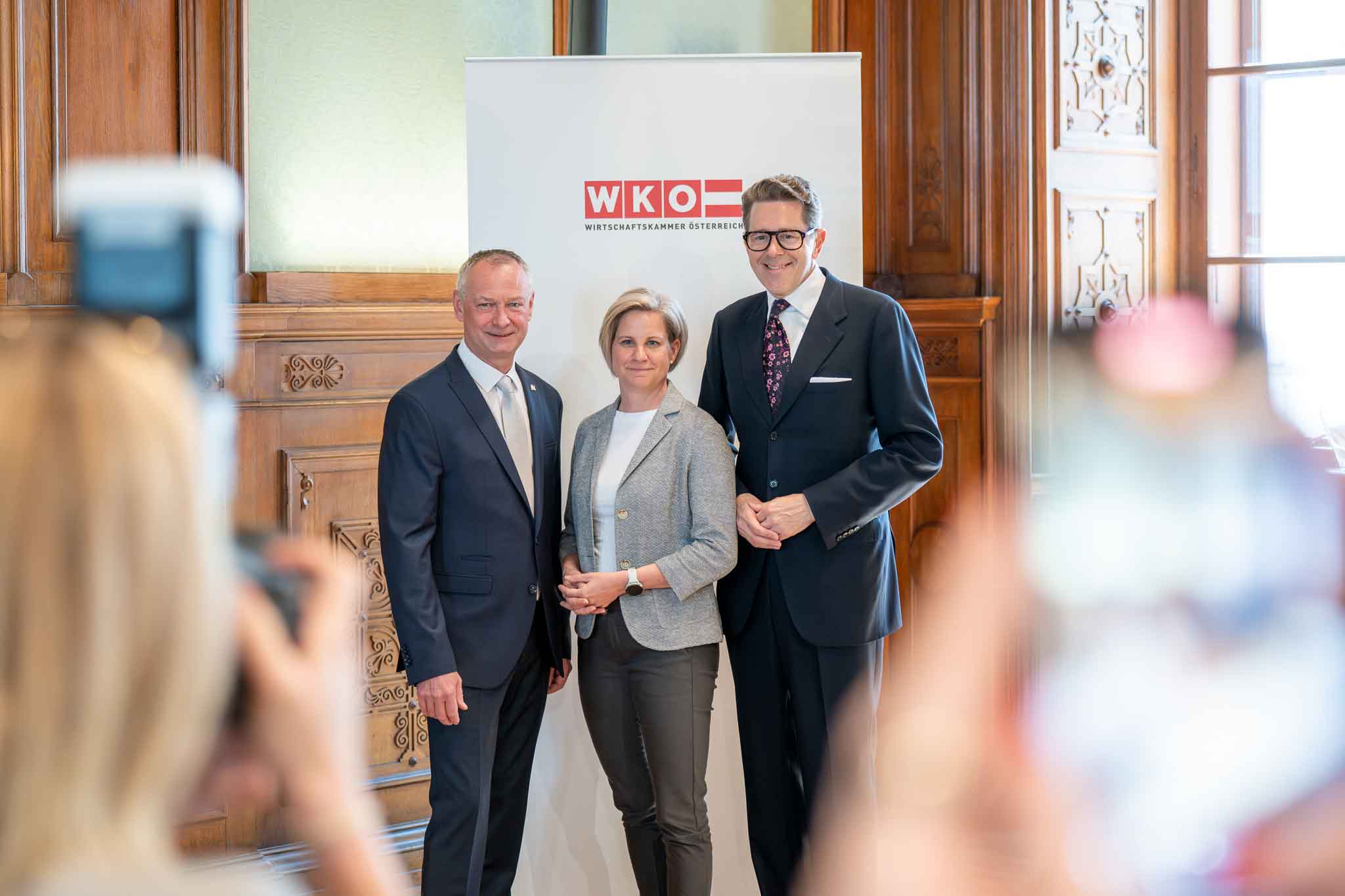 Bundespartenobmann Manfred Denk, Obmann-Stellvertreterin Manuela Kuterer und WKÖ Präsident Harald Mahrer