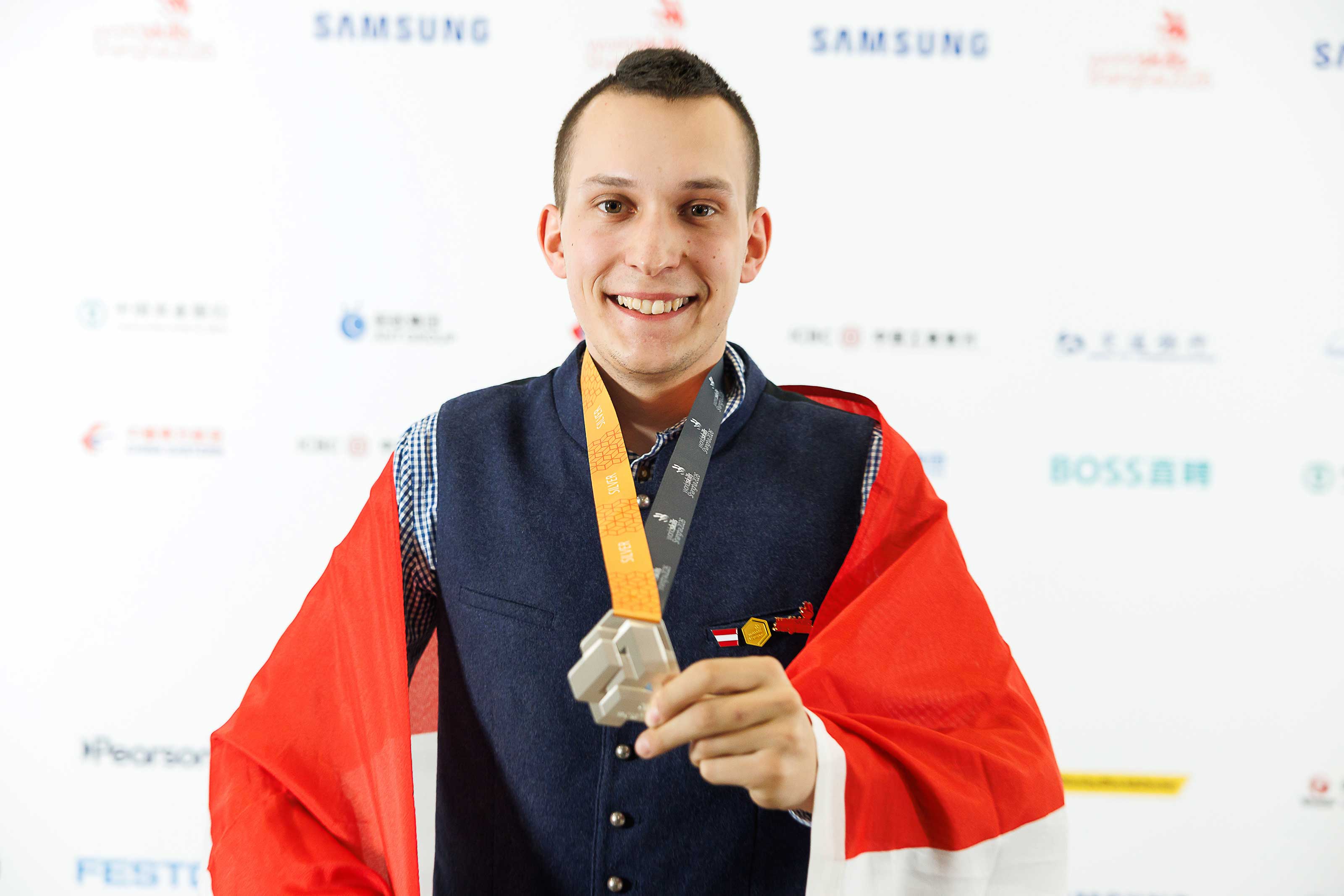Marcel Riener mit seiner Silbermedaille