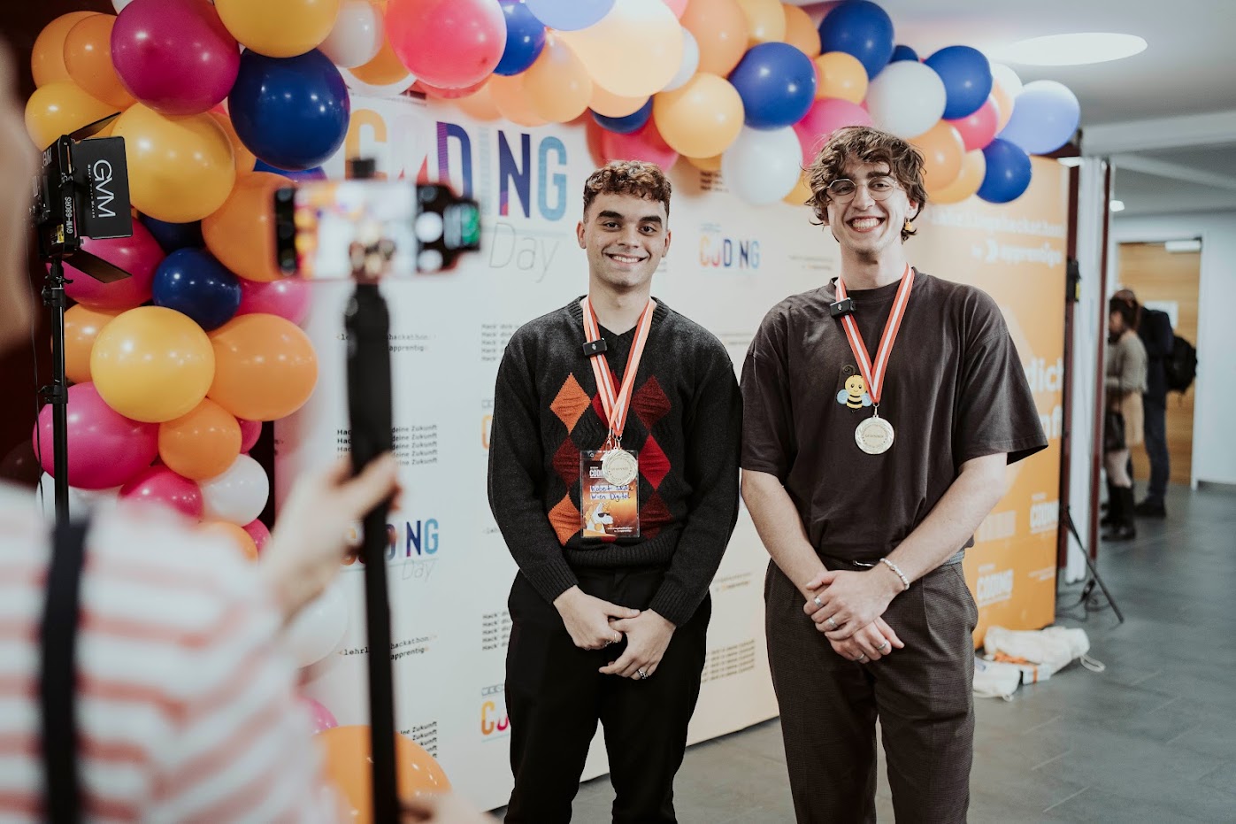 zwei junge M&auml;nner mit Medaille