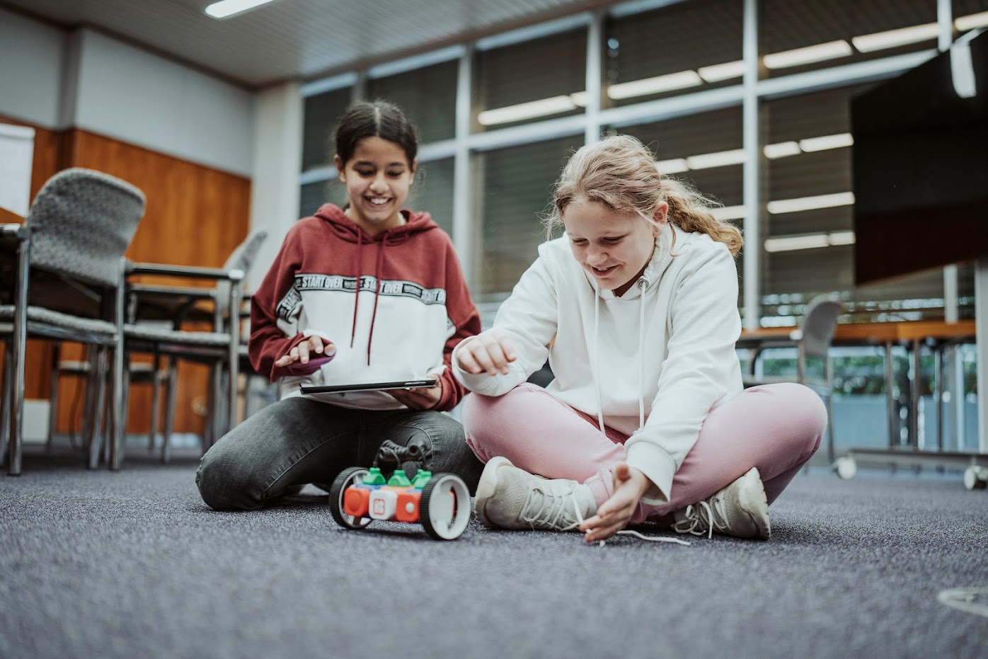 zwei Sch&uuml;lerinnen am CodingDay Workshops f&uuml;r Schulen