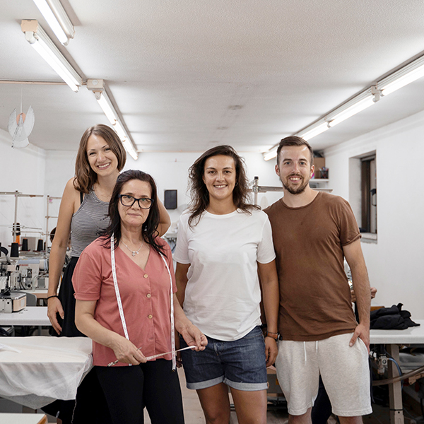 Portrait von Mitarbeitenden der Firma Vresh in einer Werkst&auml;tte