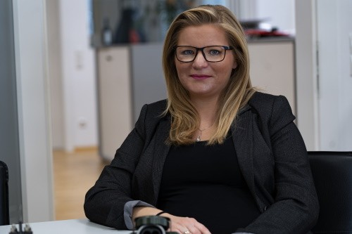 Frau l&auml;chelt
