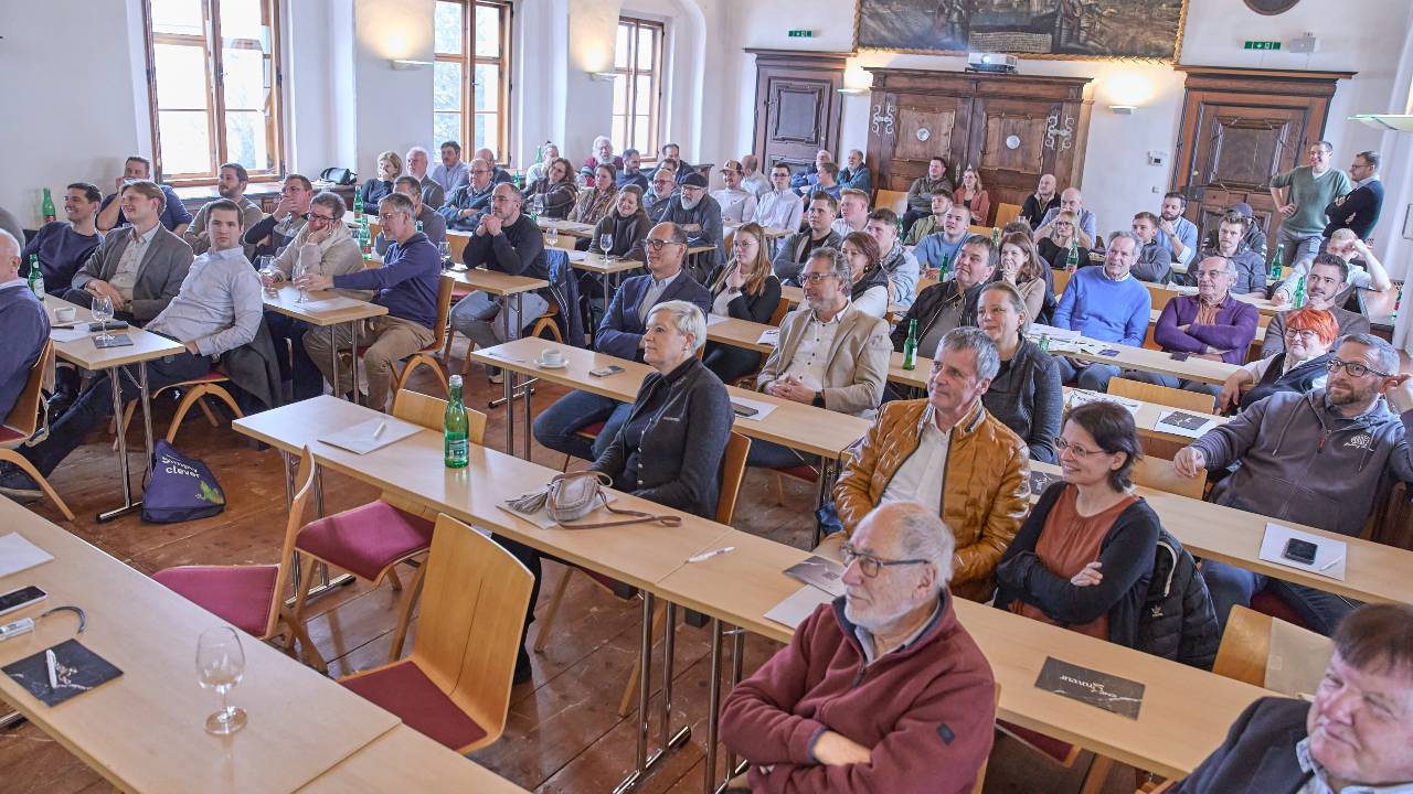 Gro&szlig;es Interesse an Weiterbildung: Mit rund 85 Teilnehmern war der Festsaal des Klosters<br />
Traunkirchen gut besucht.