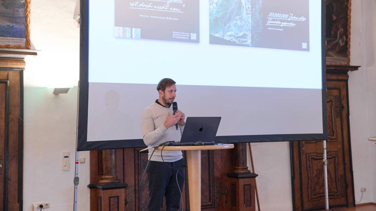 Lukas Jungmann, Gesch&auml;ftsf&uuml;hrer der beauftragten Agentur Aberjung, zeigte Sujets der<br />
Kampagne &bdquo;Stein erleben&ldquo;.