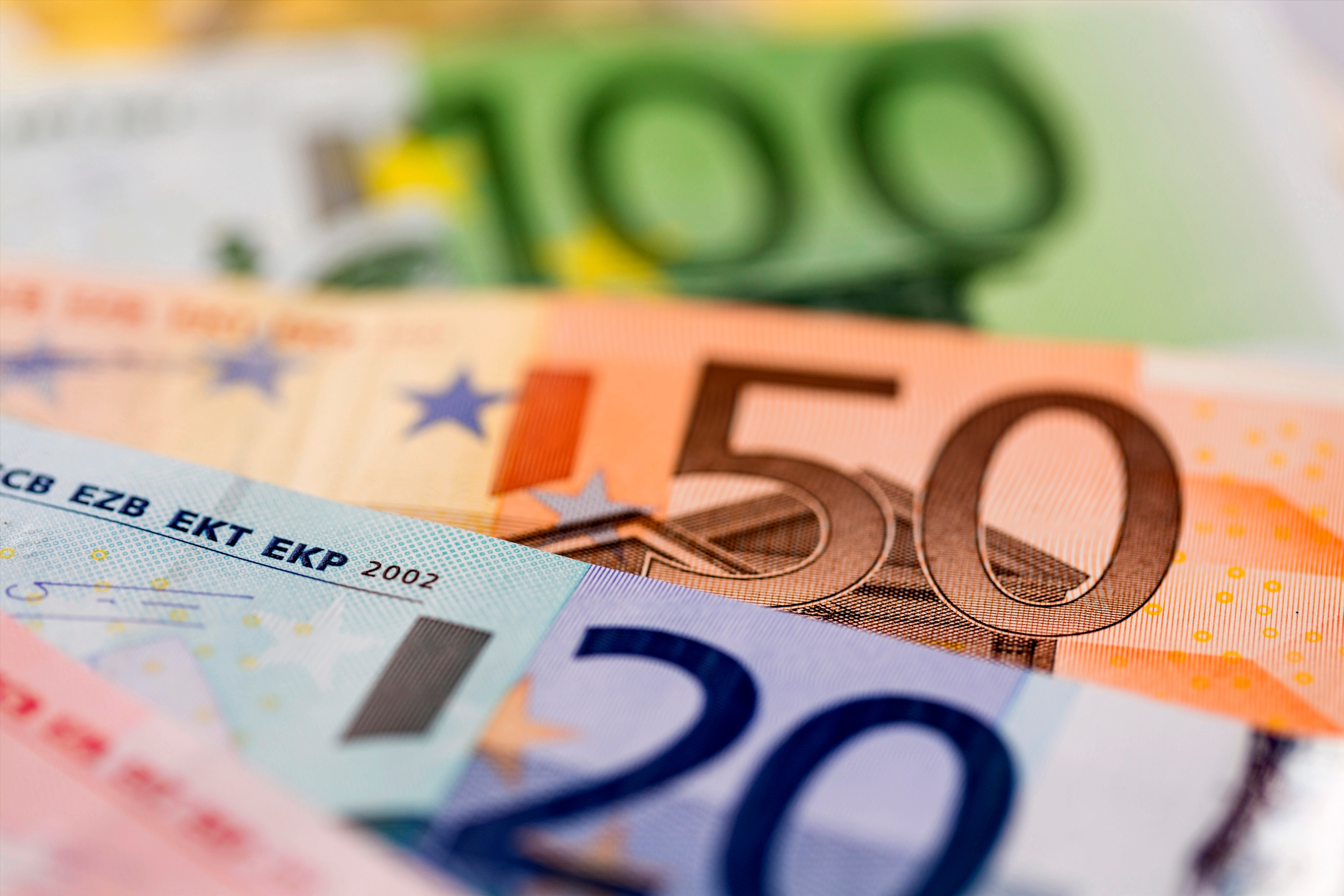 Detailansicht von 10-, 20-, 50- und 100-Euro-Geldscheinen
