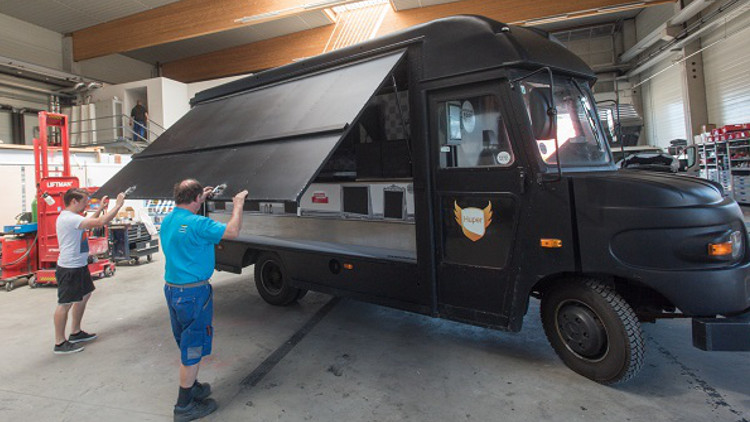 Karosseriebauer mit großer Klappe