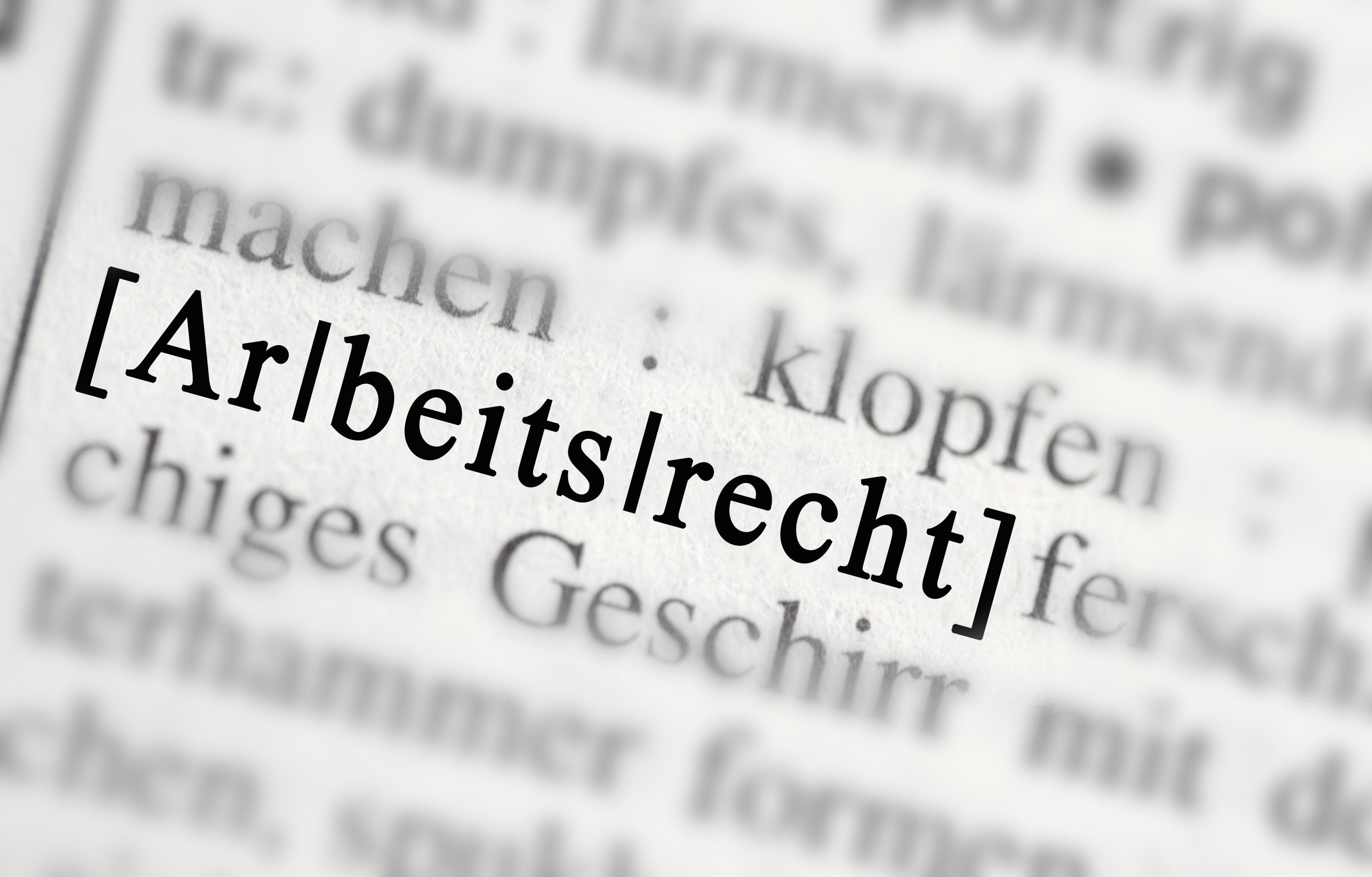 Schriftzug Arbeitsrecht Detailansicht aus W&ouml;rterbuch in Klammern gesetzt