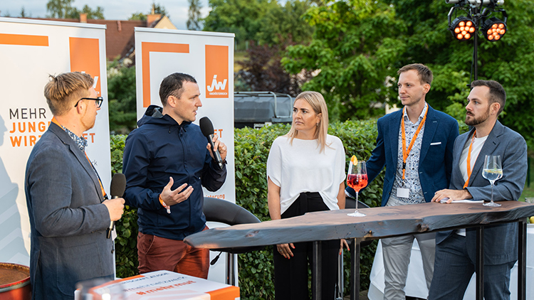 JW-Vorsitzender Florian Baumgartner (rechts) pr&auml;sentierte sommerliche Success-Stories beim Sommerfest der Jungen Wirtschaft im OKH V&ouml;cklabruck.