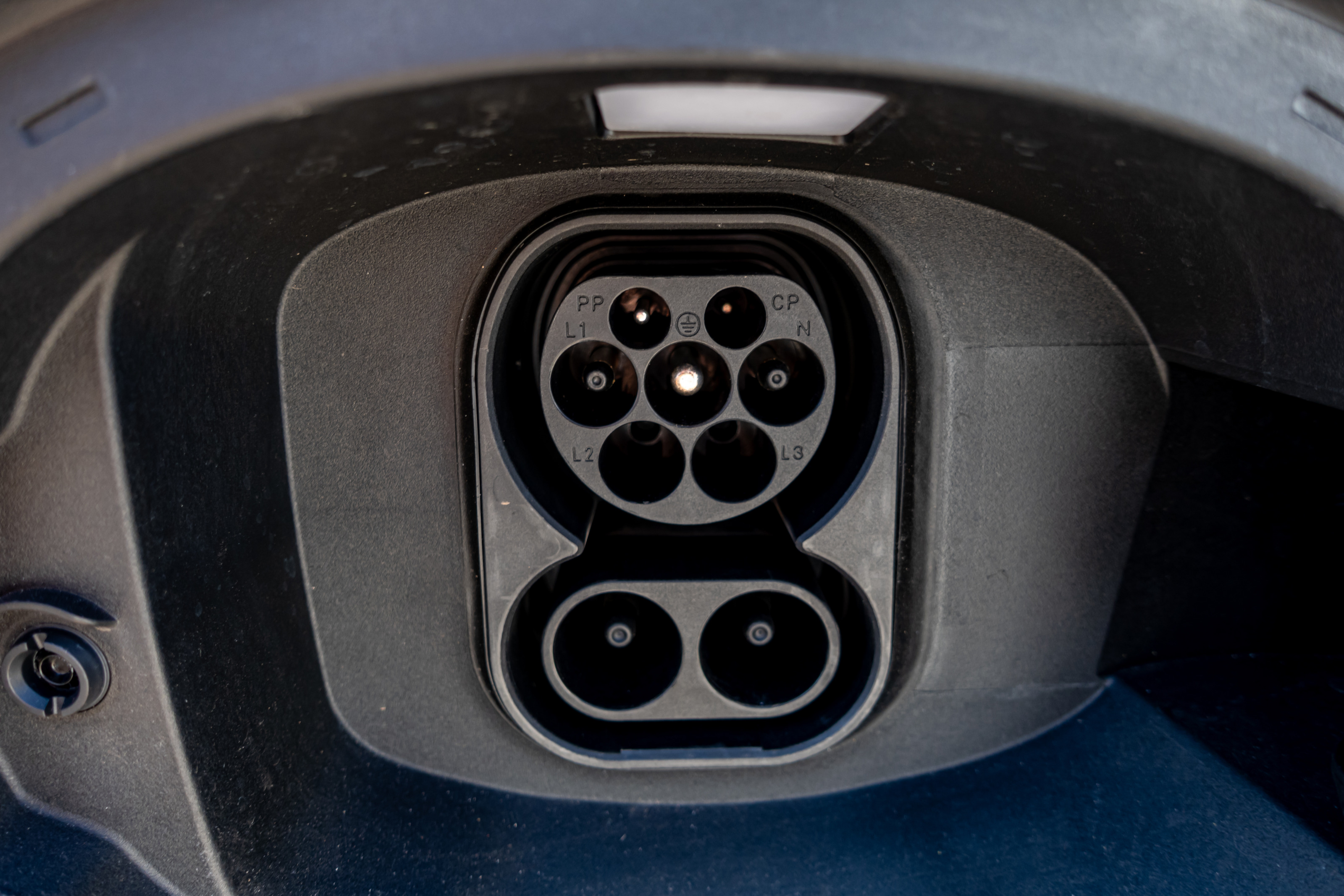 Detailansicht einet Combined-Charging-System-Steckervorrichtung