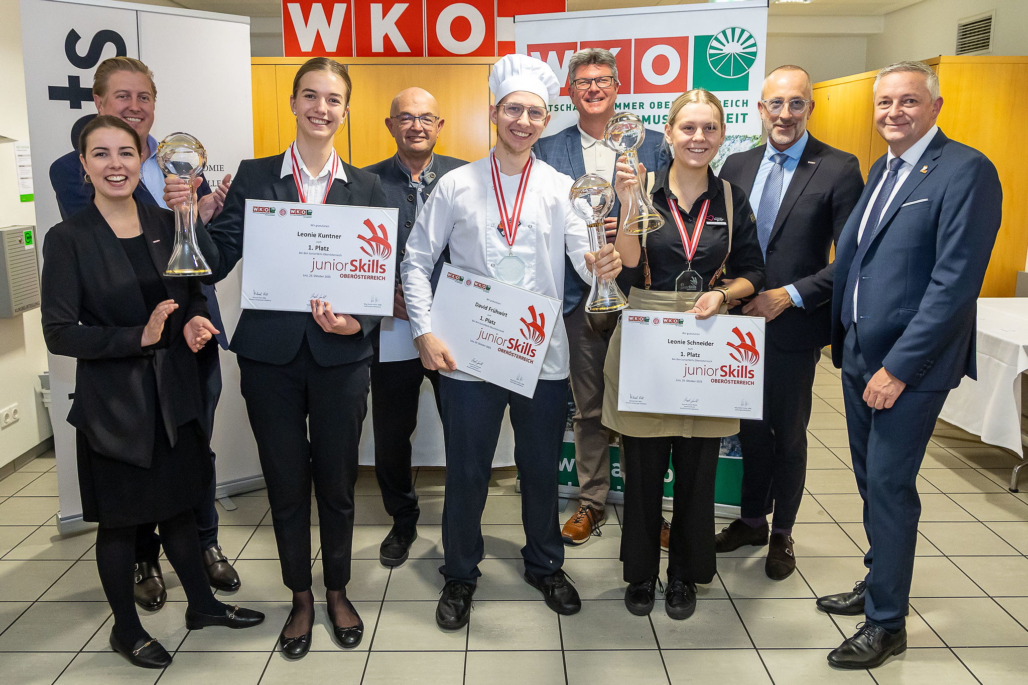 Alle Erstplatzierten mit Funktionären.