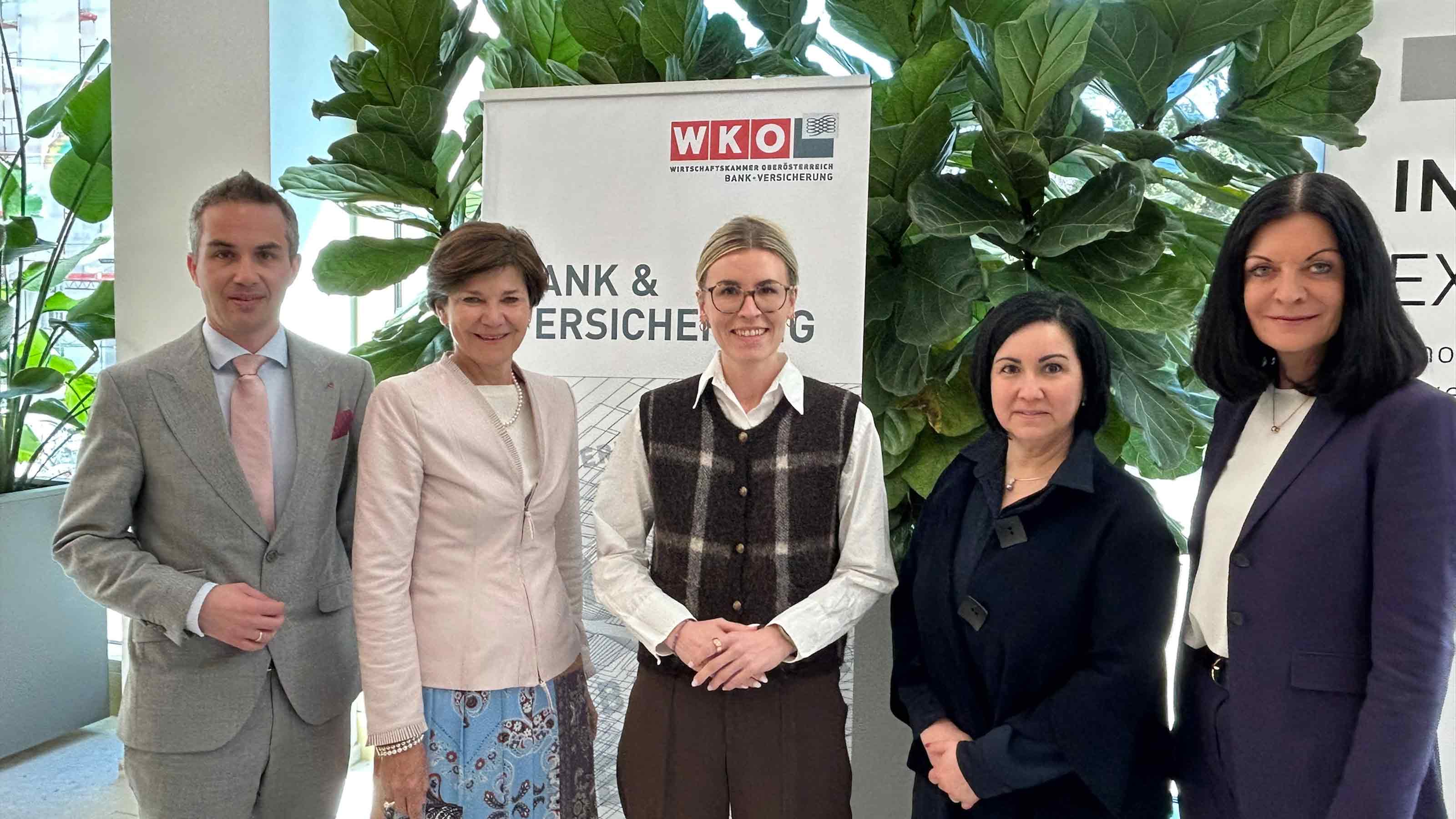 Branchentreffen der Sparte Bank und Versicherung der WKO&Ouml; in Linz: ( v. l.) Martin Seiter (Spartenobfrau Stellvertreter, Vorstandsdirektor der Oberbank AG), Michaela Keplinger Mitterlehner (Spartenobfrau, Generaldirektor Stellvertreterin der Raiffeisenlandesbank Ober&ouml;ster-reich AG,  Eva Landrichtinger, Gesch&auml;ftsf&uuml;hrerin der Bundessparte Bank und Versicherung (WK&Ouml;); Stefanie Christina Huber, (Spartenob-frau Stellvertreterin, Generaldirektorin der Sparkasse Ober&ouml;ster-reich), Kathrin K&uuml;htreiber Leitner (Spartenobfrau Stellvertreterin, Vorstandsdirektorin der Ober&ouml;sterreichischen Versicherung AG). 