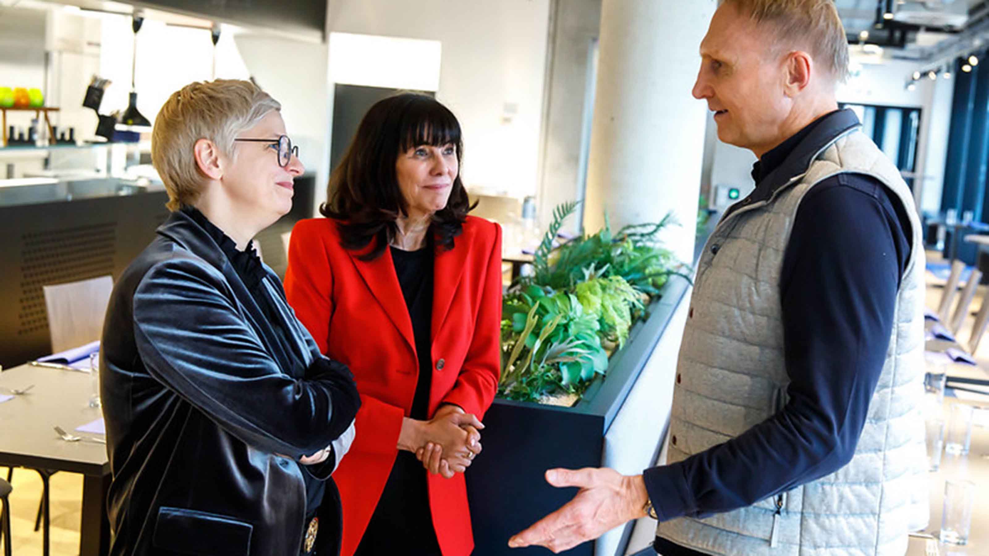 V. l.: WKO&Ouml;-Pr&auml;sidentin Doris Hummer und WK&Ouml;-Pr&auml;sidentin Martha Schultz mit Tante-Kaethe-Gesch&auml;ftsf&uuml;hrer Robert Bremmer. 
