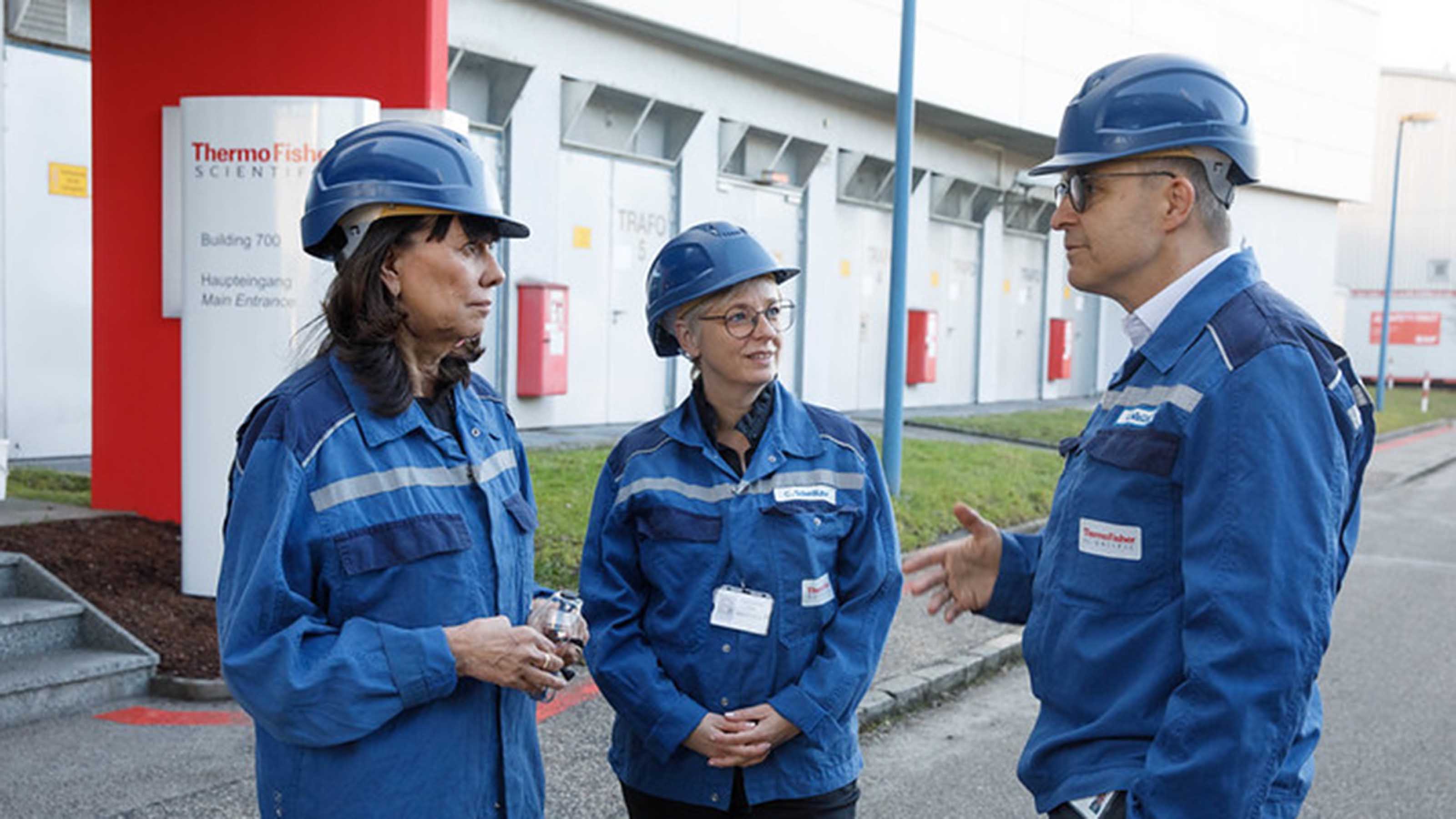 Betriebsbesuch bei Thermo Fisher Scientific im Linzer Chemiepark: (v. l.) WK&Ouml;-Pr&auml;sidentin Martha Schultz,  WKO&Ouml;-Pr&auml;sidentin Doris Hummer, Technischer Direktor Ulrich Wieltsch.