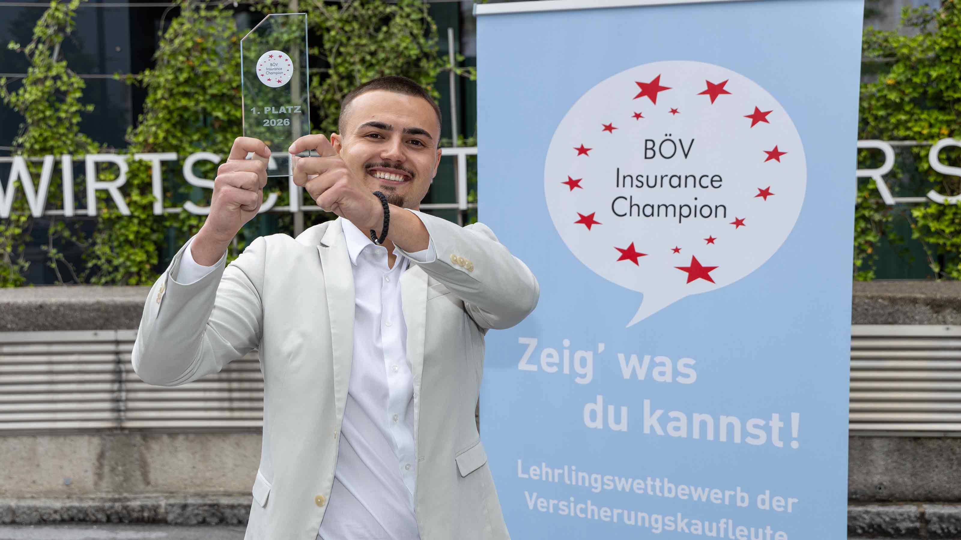 David Bukovica mit seiner Siegestroph&auml;e