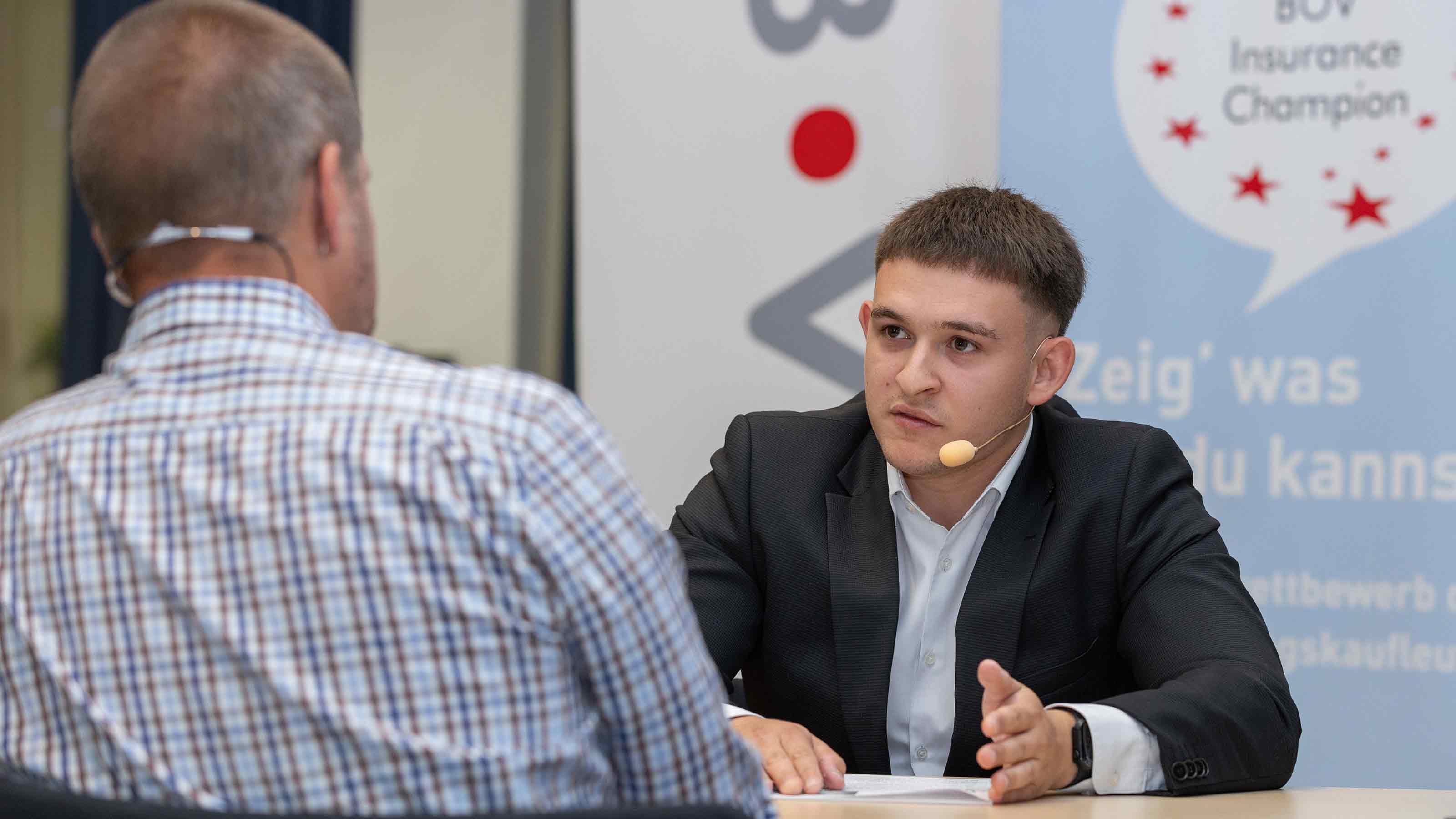 Florian Klinger im Beratungsgespr&auml;ch