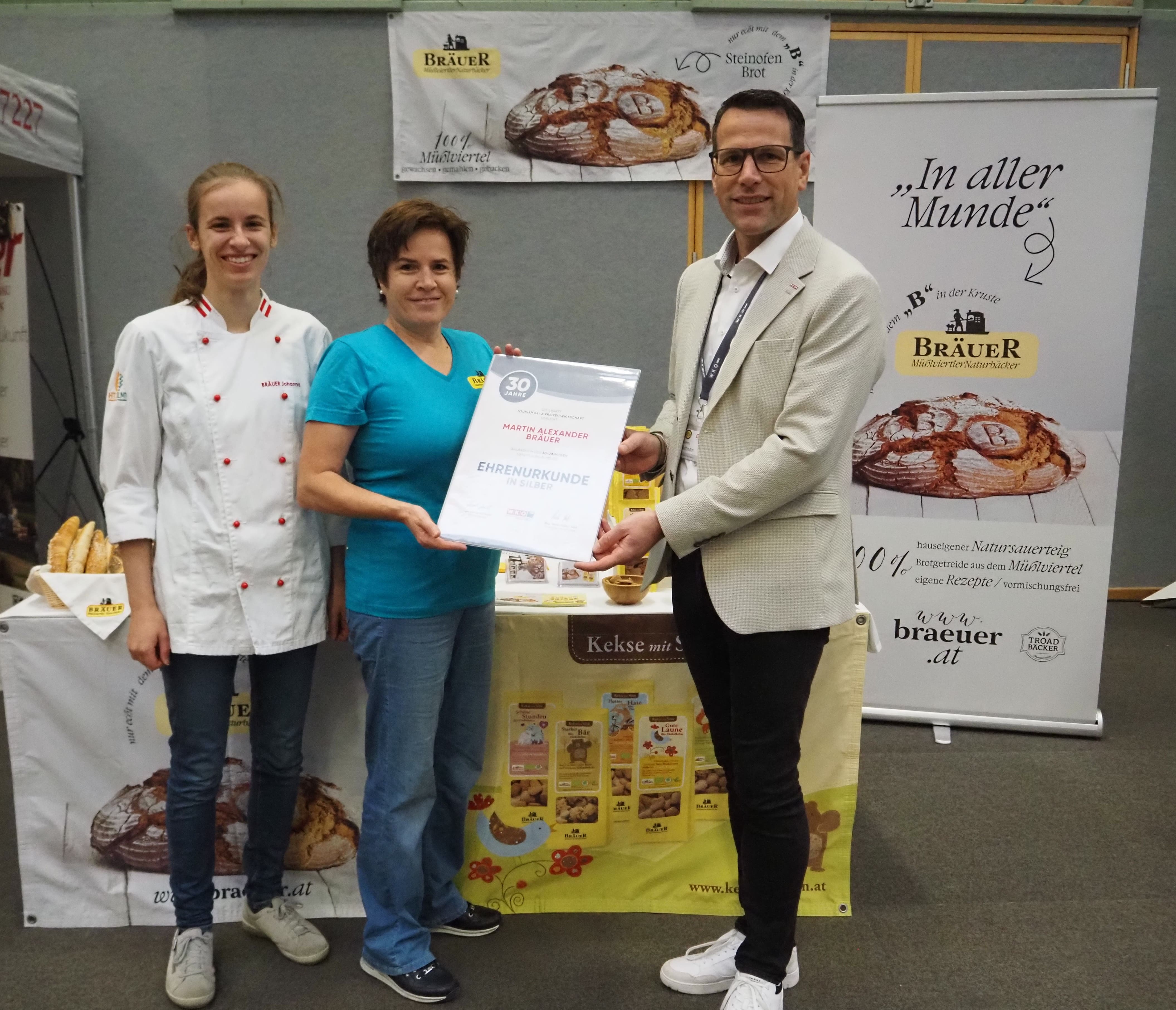 Familie Bräuer aus Reichenthal und Klemens Ruttmann, Leiter der WKO Urfahr-Umgebung