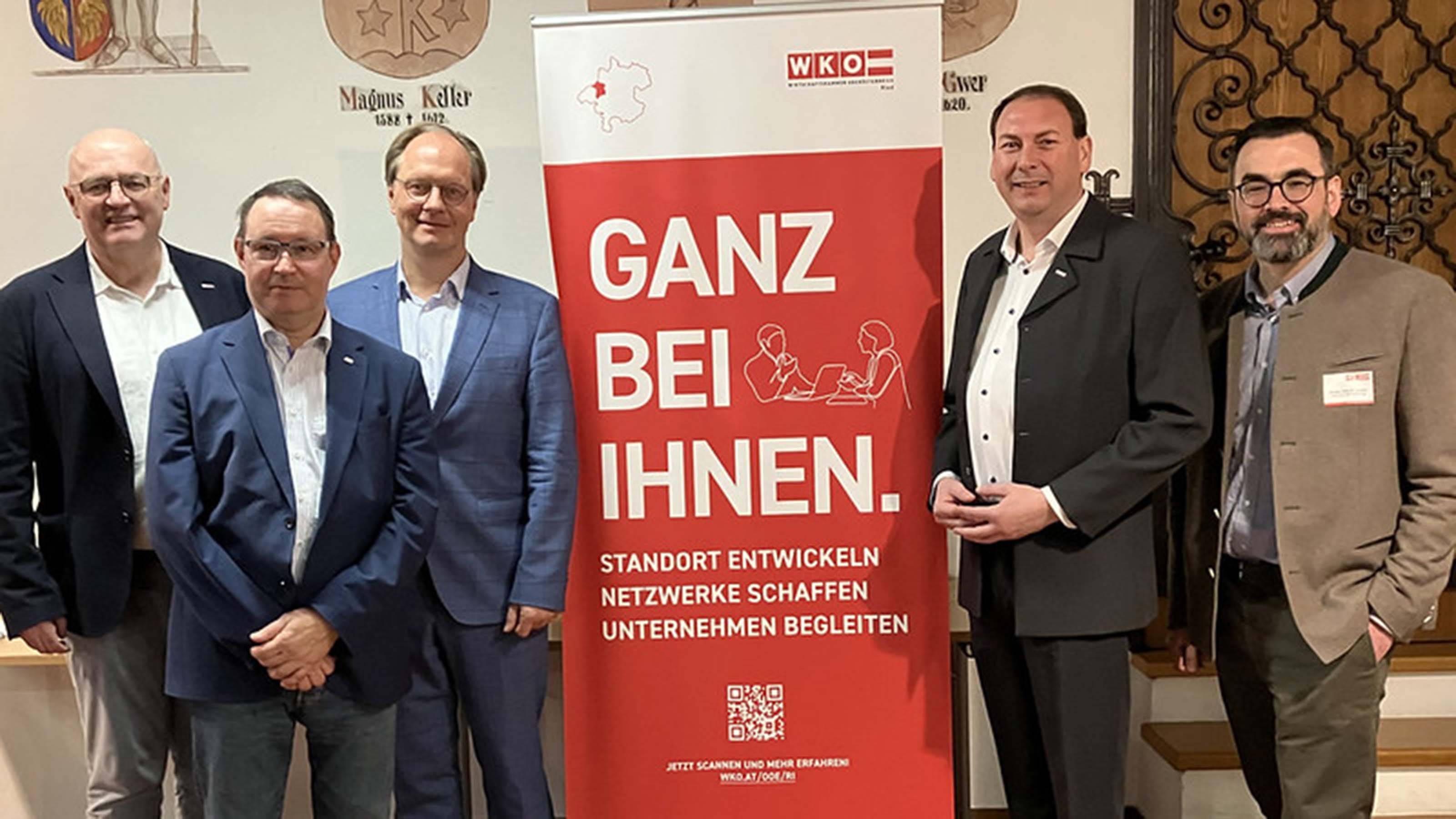 Auftakt der Info-Tour im Stift Reichersberg: (v. l.) Christoph Wiesner, Leiter WKO-Bezirksstelle Ried, FH-Professor Robert Kolmhofer, FH-Professor Peter Burgstaller, WKO-Sch&auml;rding-Obmann LAbg. Florian Gr&uuml;nberger, Gabriel Gruber, Leiter WKO-Bezirksstelle Sch&auml;rding.