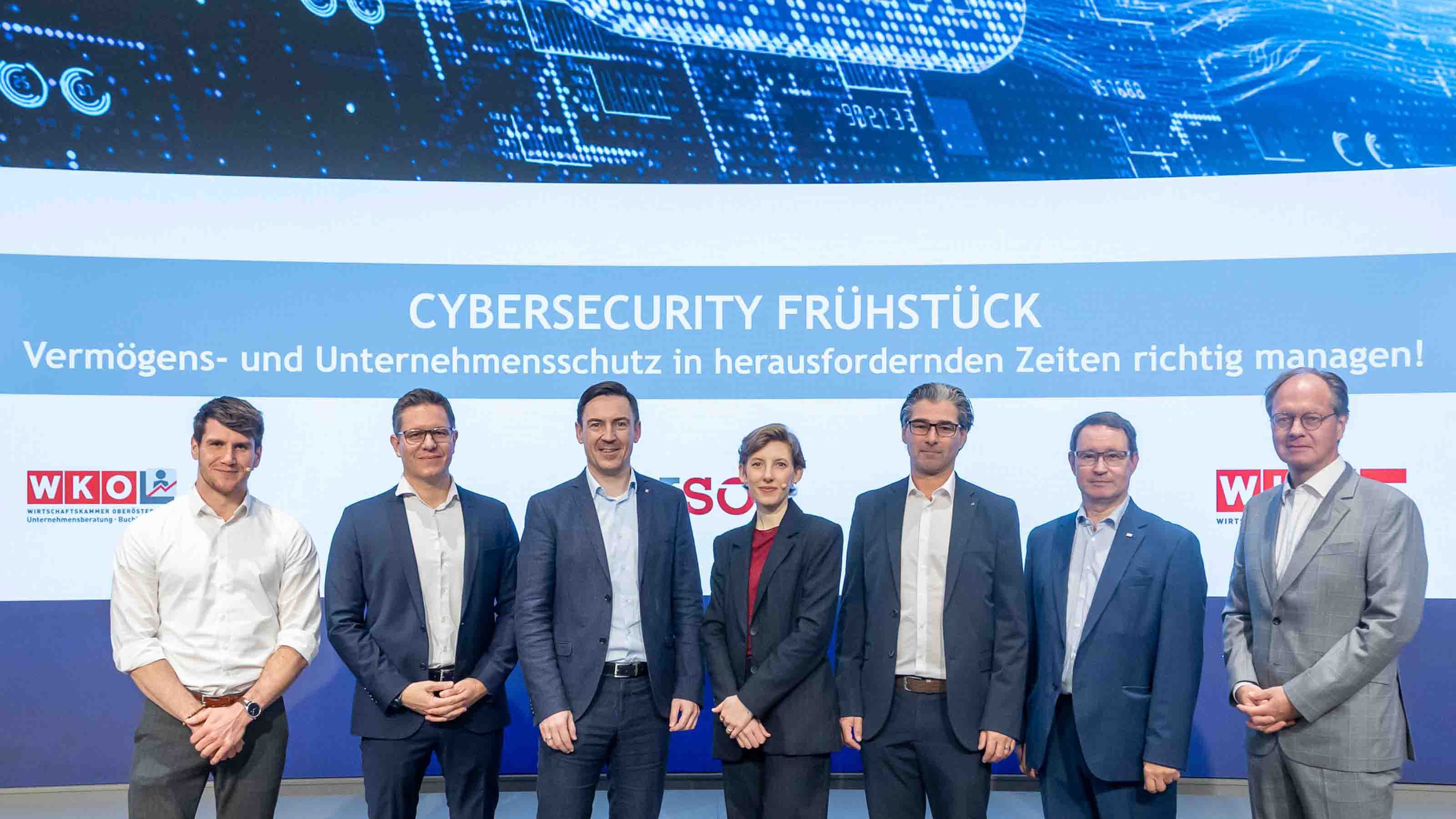 Fachimpulse von Expertinnen und Experten beim Cybersecurity-Fr&uuml;hst&uuml;ck der WKO&Ouml;. V. l.: Christian Orlowski (Clickwise) Markus Roth (Obmann Bundessparte IC & UBIT O&Ouml;), Manuel Schwarzinger (Vorsitzender KS&Ouml; O&Ouml; & CIO RLB O&Ouml;), Julia Krick (&Ouml;IAT/Watchlist Internet), Dominik Mayr (RLB O&Ouml;), Robert Kolmhofer, Peter Burgstaller (FH Hagenberg).