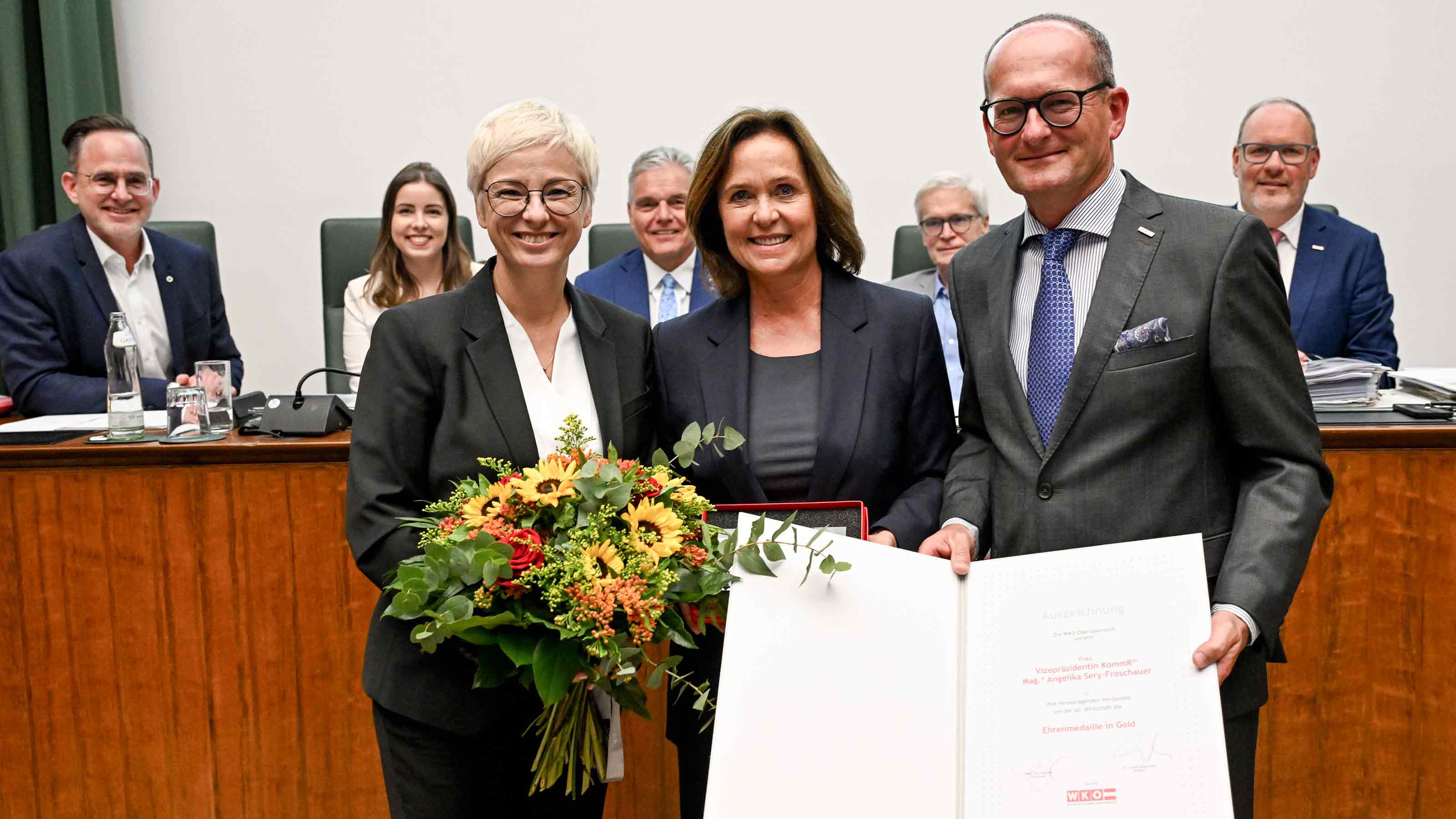 WKO&Ouml;-Pr&auml;sidentin Doris Hummer (li.) und Direktor Gerald Silberhumer &uuml;berreichten die Ehrenmedaille in Gold an Angelika Sery-Froschauer