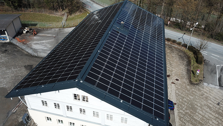 Bild zeigt die Photovoltaikanlage auf dem Dach von oben.