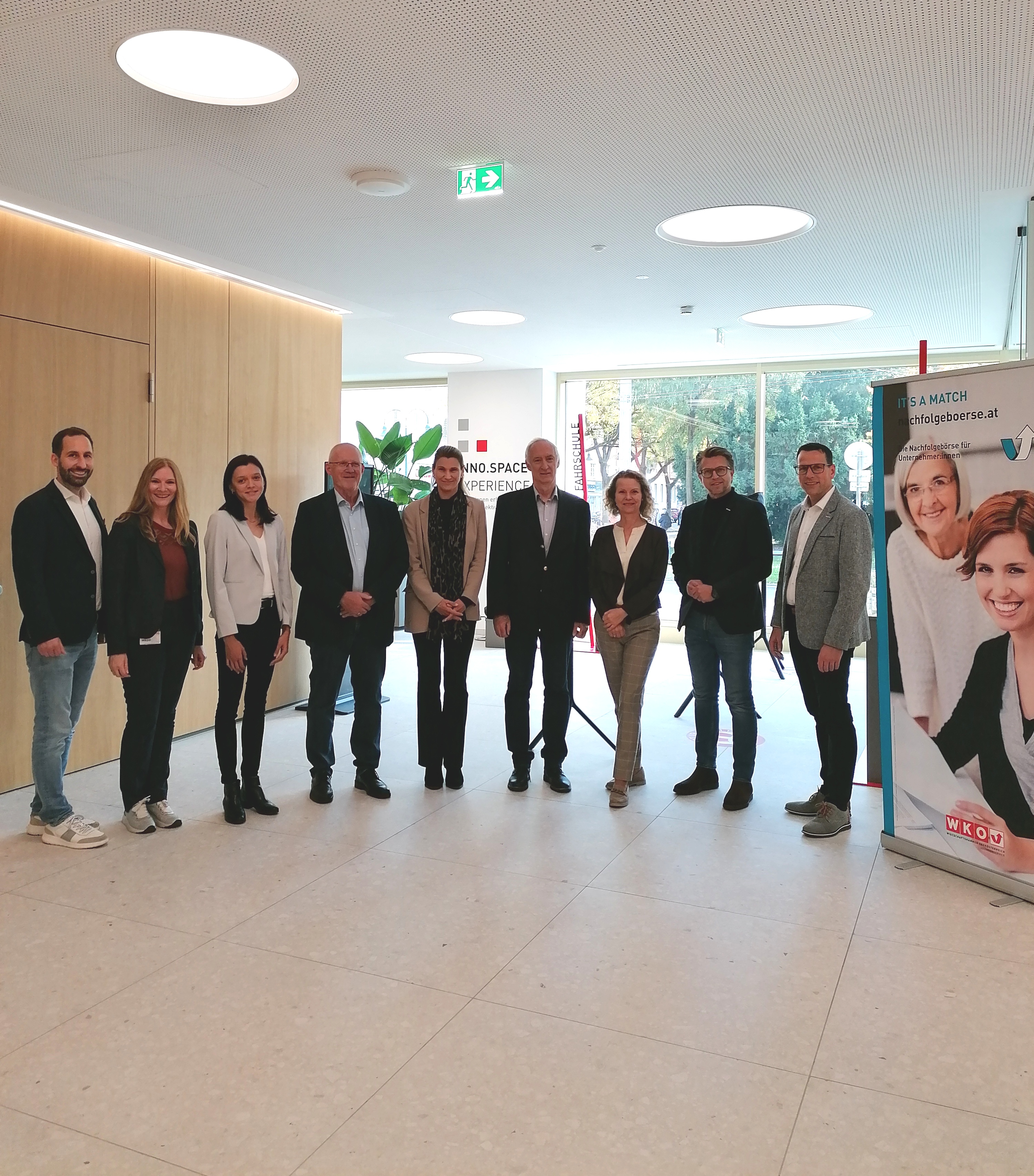 v.l.: Klaus Madlmair (Leiter WKOÖ-Gründer-/Förderservice), Birgit Maria Breitenberger (WKOÖ-Gründerservice), Anna Oberlaber (WKOÖ-Gründerservice), Thomas Reischauer, (Reischauer-Consulting GmbH), Alexandra Tobin-Vallant (Good two Finance GmbH), Klaus Schobesberger (Obmann WKO Linz-Stadt), Andrea Danda-Bäck (Leiterin WKO Linz-Land), Peter Polgar (Leiter WKO Linz-Stadt), Klemens Ruttmann (Leiter WKO Urfahr-Umgebung)