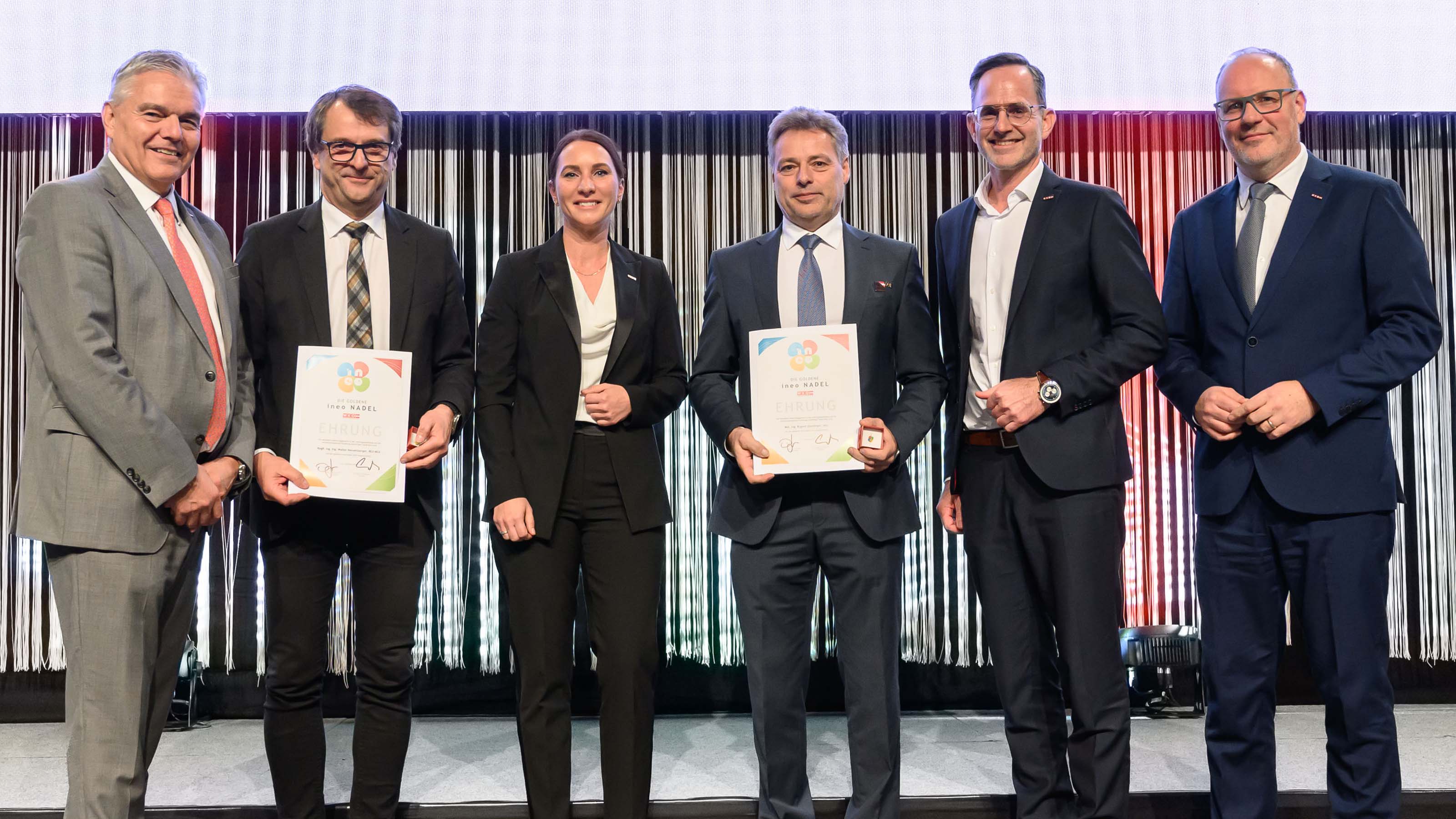 Zwei Goldene Ehrennadeln für herausragendes Engagment in der Lehrlingsausbildung wurden an Walter Hemetsberger, Schulqualitätsmanager der oö. Berufsschulen, und Rupert Danninger, Manager des Skills Development Center und Lehrlingsausbilder der Firma Hauser, verliehen. Am Foto v. l.: WKOÖ-Vizepräsident Leo Jindrak, Walter Hemetsberger, Eva Schuper. Leiterin der Abteilung Bildungspolitik der WKOÖ, Rupert Danninger, WKOÖ-VizepräsidentMichael Pecherstorfer und Direktor-Stv. Friedrich Dallamaßl. 