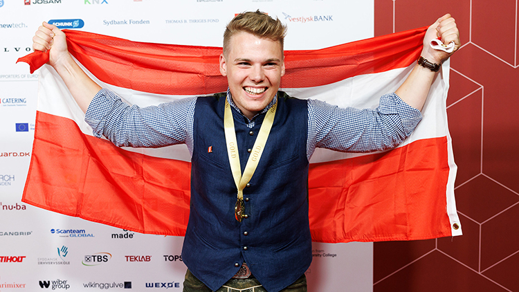 Kälte- und Klimatechniker Jonas Danninger freut sich über seine Goldmedaille.