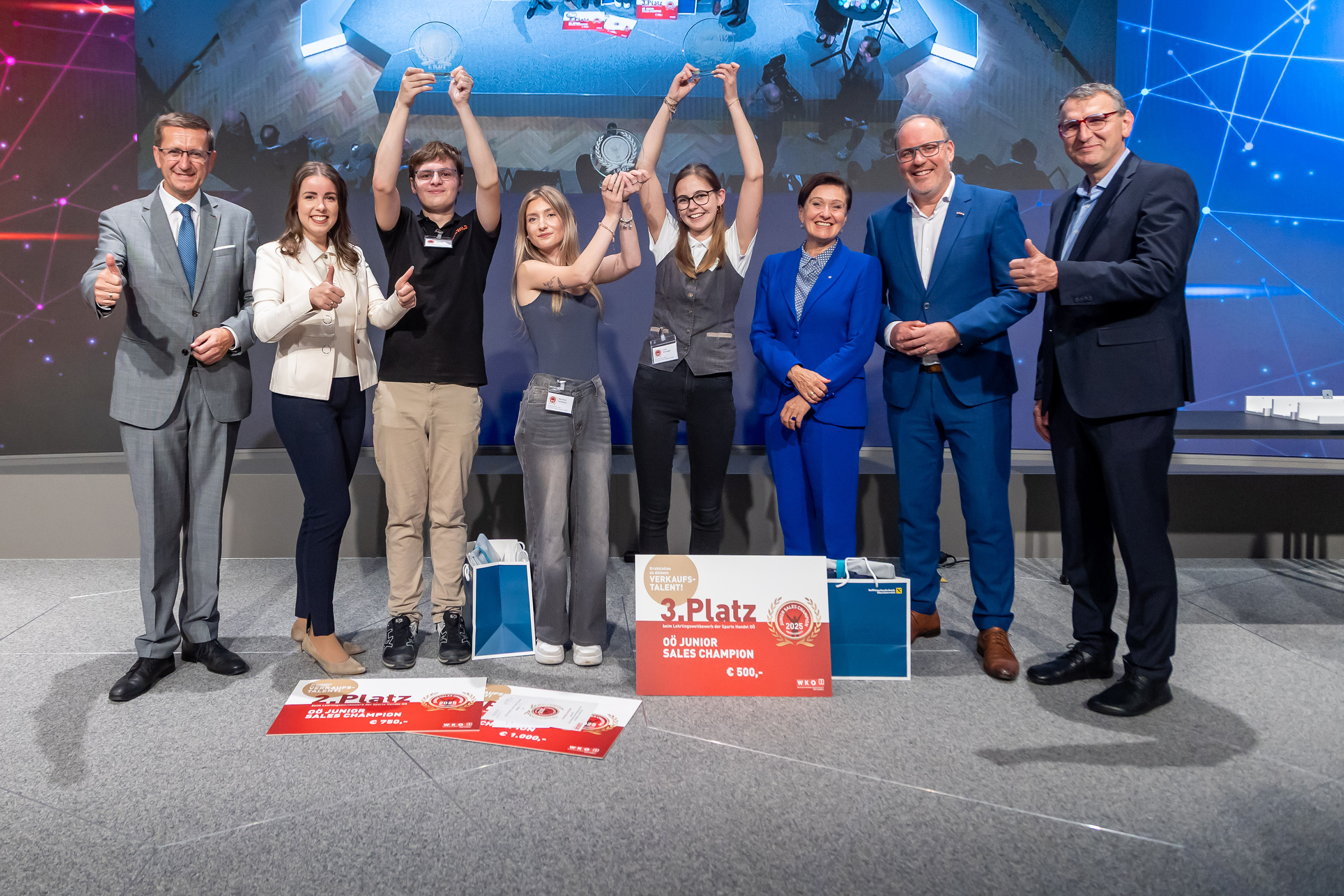 Die Sieger mit den Gratulanten v. l.: Wirtschafts-Landesrat Markus Achleitner, WKOÖ-Vizepräsidentin Lisa Sigl, Philipp Simmer (2. Platz), Marlene Hofmann (1. Platz), Lara Aistinger (3. Platz), Sigrid Burkowski, Vorstandsdirektorin der Raiffeisenlandesbank OÖ, WKOÖ-Direktvorstellvertreter Friedrich Dallamaßl und Spartenobmann Martin Sonntag.
