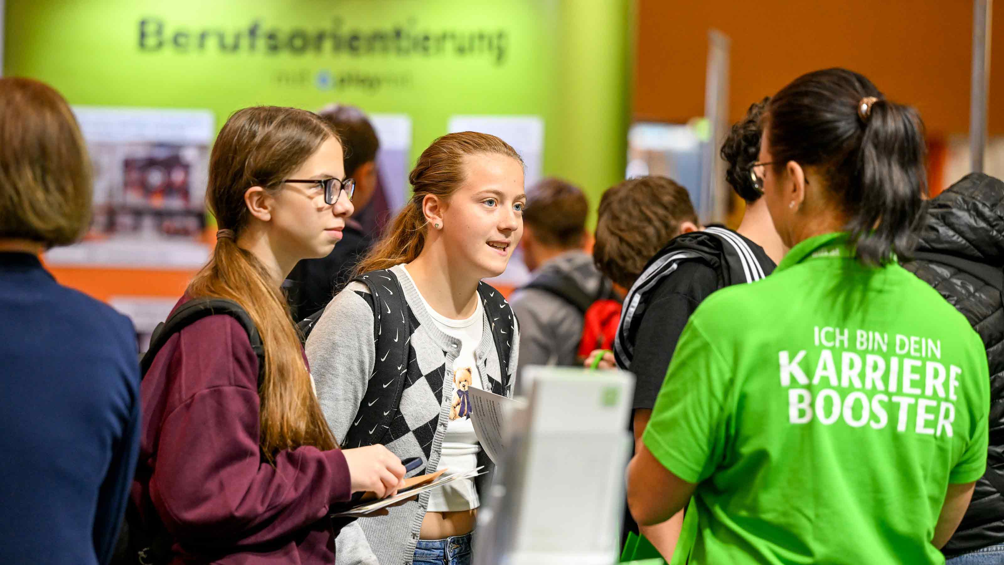 Besucherinnen der Messe Jugend und Beruf 2026 der Wirtschaftskammer O&Ouml;