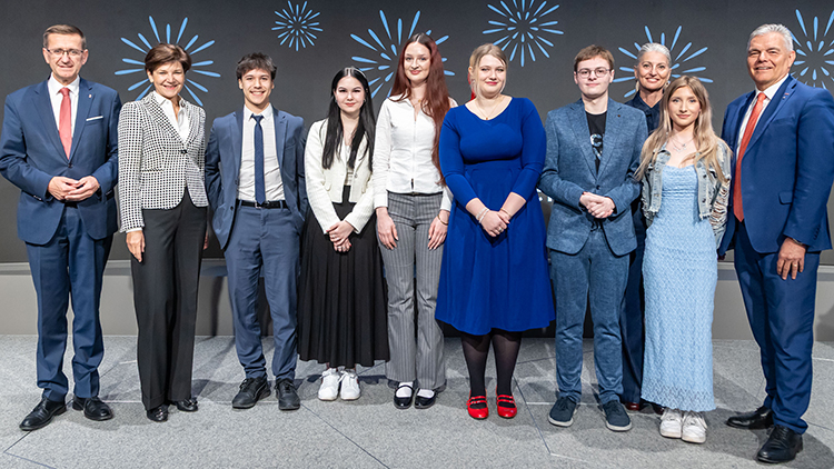 Im Bild v. l.: Wirtschafts-Landesrat Markus Achleitner, Spartenobfrau Banken & Versicherung Michaela Keplinger-Mitterlehner, Daniel P&ouml;ll, Mona Jungwirth, Ella Holden, Livia Gruber, Philipp Simmer, Marlene Hofmann, Spartenobmann-Stellvertreterin Christina Lenz und WKO&Ouml;-Vizepr&auml;sident Leo Jindrak