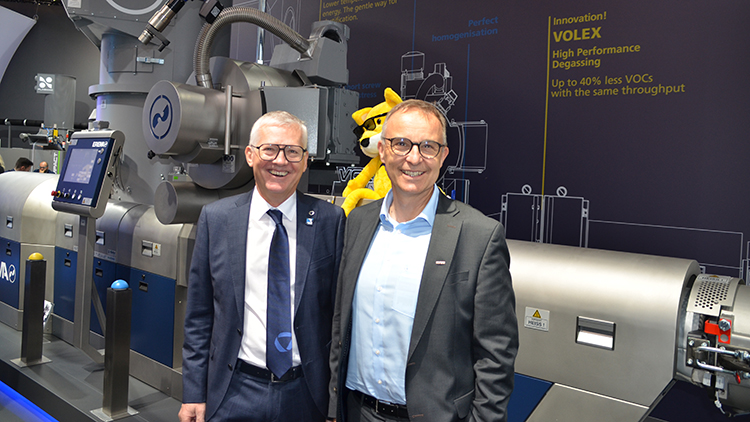 Am Messestand der Erema-Group: Hackl (l.) und Wieltsch.