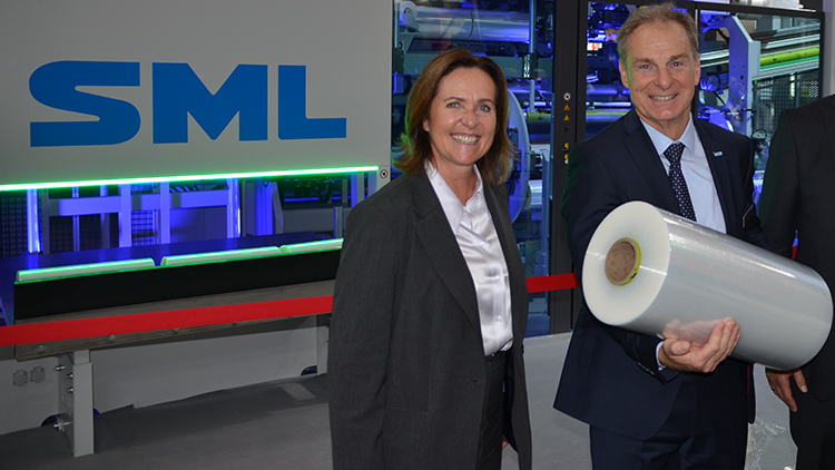 SML-Chef Karl Stöger präsentiert WKÖ-Vizepräsidentin Angelika Sery-Froschauer die wickelhülsenlosen Stretchfolien.