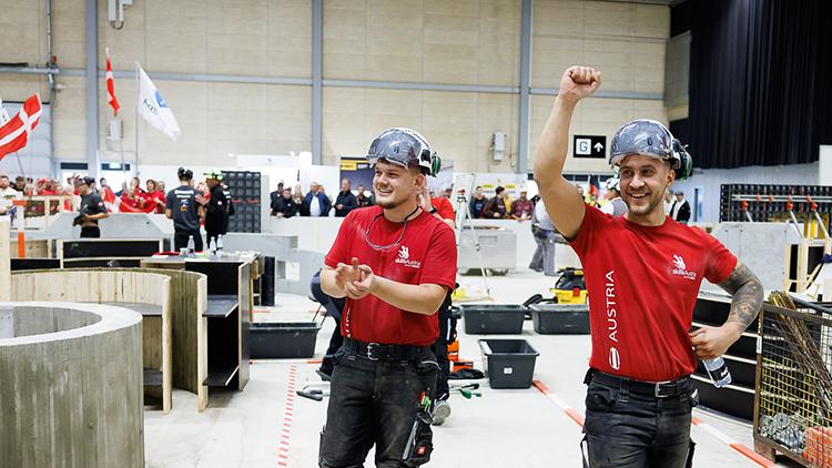 Lukas Ritzberger (re.) freut sich mit seinem Teamkollegen Lukas Miedler über die Goldmedaille im Betonbau.