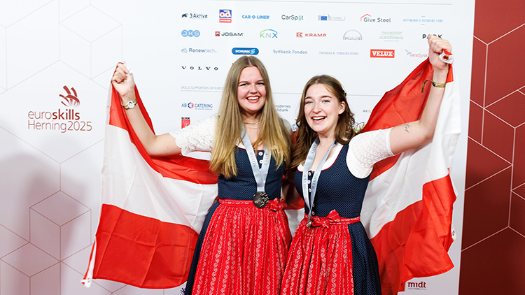 Modetechnologin Miriam Haider (li.) eroberte mit ihrer Teamkollegin Theresa Fink eine Silbermedaille.