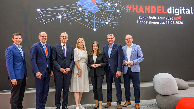 Beim Handelskongress v. l.: Christoph Redl, Gesch&auml;ftsf&uuml;hrer der Sparte Handel in der WKO&Ouml;, Bundesspartenobmann Rainer Trefelik, Stefan Sandberger, CSO der Raiffeisenlandesbank O&Ouml;, Iris Thalbauer, Gesch&auml;ftsf&uuml;hrerin der Bundessparte Handel, WKO&Ouml;-Vizepr&auml;sidentin Lisa Sigl, Spartenobmann Martin Sonntag und WKO&Ouml;-Direktor-Stv.. Friedrich Dallama&szlig;l.