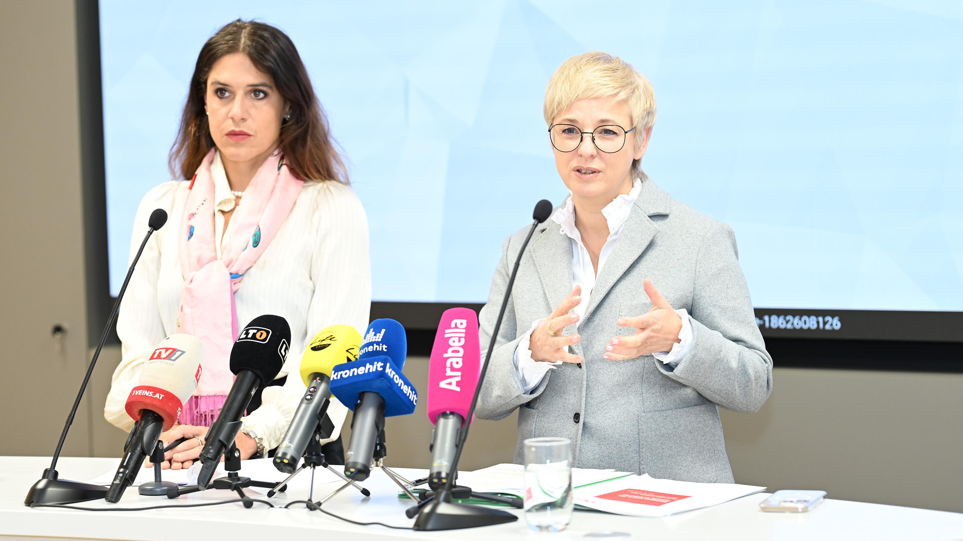 WKO&Ouml;-Pr&auml;sidentin Doris Hummer (re.) und Monika K&ouml;ppl-Turyna, Direktorin EcoAustria.