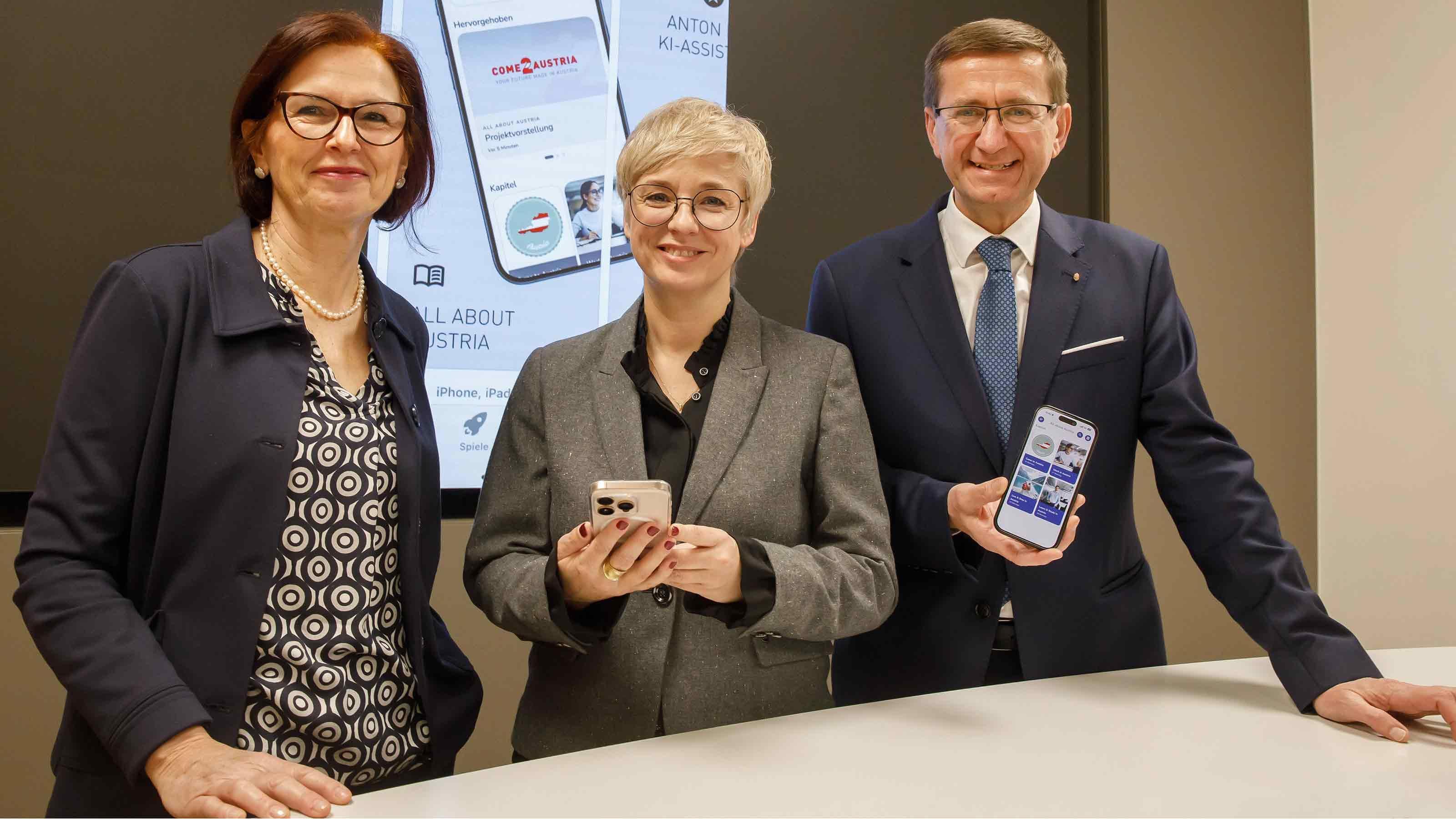 V. l.: Margit Klima-Bencic (Personalleiterin MIC Datenverarbeitung), WKO&Ouml;-Pr&auml;sidentin Doris Hummer und Wirtschafts-Landesrat Markus Achleitner pr&auml;sentieren die Come2Austria-App. 