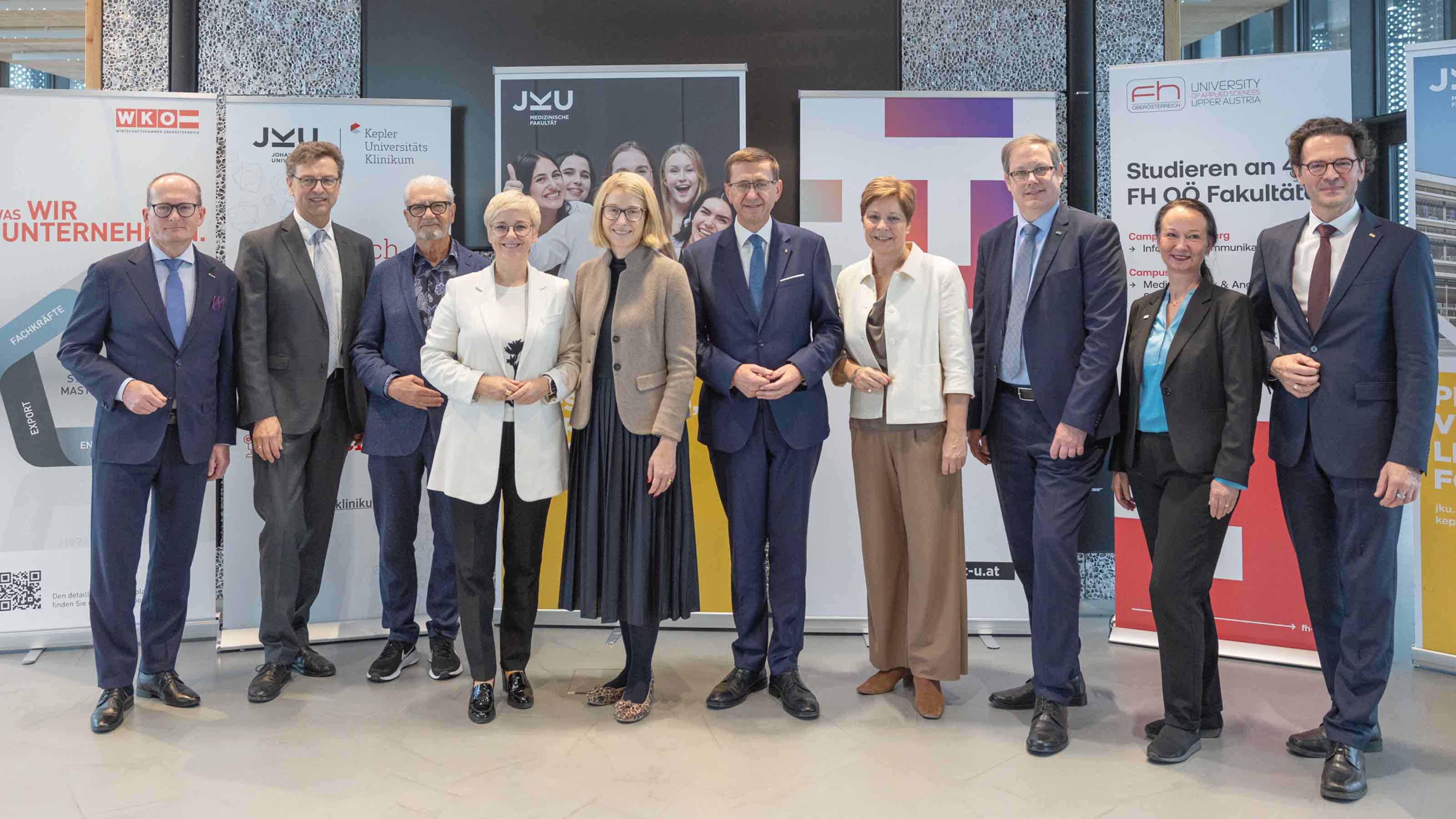 Forschungsinitiative Personalisierte Technische Medizin in Ober&ouml;sterreich gegr&uuml;ndet. V.l.: Dr. Gerald Silberhumer, Direktor Wirtschaftskammer O&Ouml;, Mag. Dr. Franz Harnoncourt, Gesch&auml;ftsf&uuml;hrer Kepler Universit&auml;tsklinikum, Univ.-Prof. Dr. Gustav Pomberger, Wissenschaftlicher Koordinator O&Ouml;. Forschungsinitiative &bdquo;Personalisierte Technische Medizin&ldquo;, Mag.a Doris Hummer, Pr&auml;sidentin Wirtschaftskammer O&Ouml;, Gesundheitsreferentin LH-Stv.in Mag.a Christine Haberlander, Wirtschafts- und Forschungs-Landesrat Markus Achleitner, Dr.in Elgin Drda, Vizerektorin Johannes Kepler Universit&auml;t Linz, Univ.-Prof. Dr. Stefan Koch, Rektor Johannes Kepler Universit&auml;t Linz, Univ.-Prof.in DIin Dr.in Stefanie Lindstaedt, Gr&uuml;ndungspr&auml;sidentin Interdisciplinary Transformation University Austria, und FH-Prof. DI Dr. Michael Rabl, Pr&auml;sident der Fachhochschule O&Ouml;.