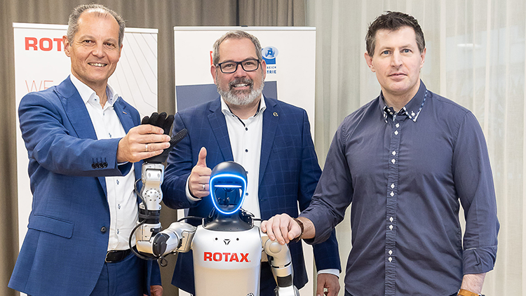 Bergsmann (v. l.), Gebetshuber und Schichl mit „Kollegen Roboter“.