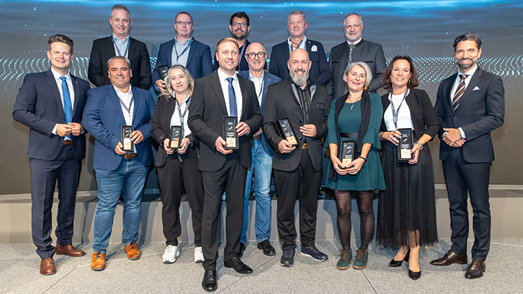 Die „Sales Agents Awards“-Gewinner 2025:<br />
hinten v. l.: Andras Gyemant, Thomas Bauernfeind, Benjamin Baumgartner, Thomas Voglsam und Robert Hieger; vorne v. l.: Gremialgeschäftsführer Thomas Kern, Florian Auer, Patricia Ritter, Peter Feigl, Michael Simharl, Jeremias Fuchs, Ursula Fuchs, Martina Knaptisch-Egolum und Christian Rebernig.