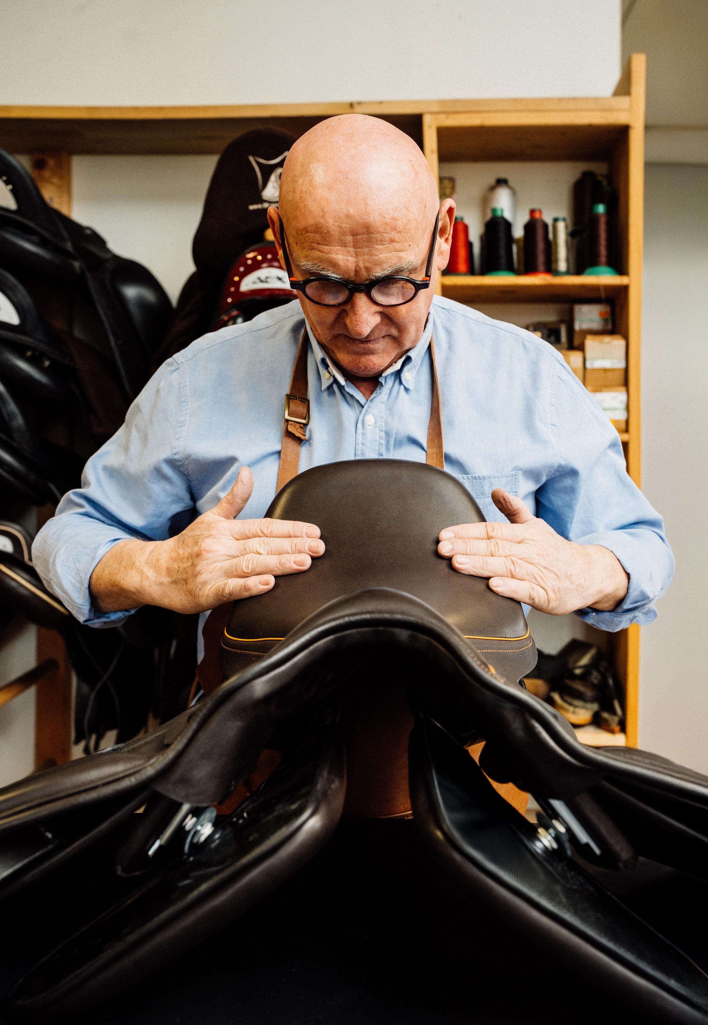 Strasser entwickelte einen speziellen Sattel, der sich optimal an die individuelle Anatomie des Pferdes anpasst.