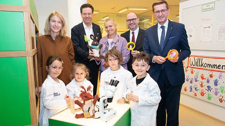 Die jungen Forscher mit Bildungsreferentin und LH-Stellvertreterin Christine Haberlander (v. l.), Hubert Wetschnig, CEO der HABAU GROUP, Valborg Burgholzer-Kaiser, Spartenobmann-Stellvertreterin der Sparte Industrie in der WKOÖ, Stadtrat Dietmar Prammer und Wirtschafts- und Forschungs-Landesrat Markus Achleitner.